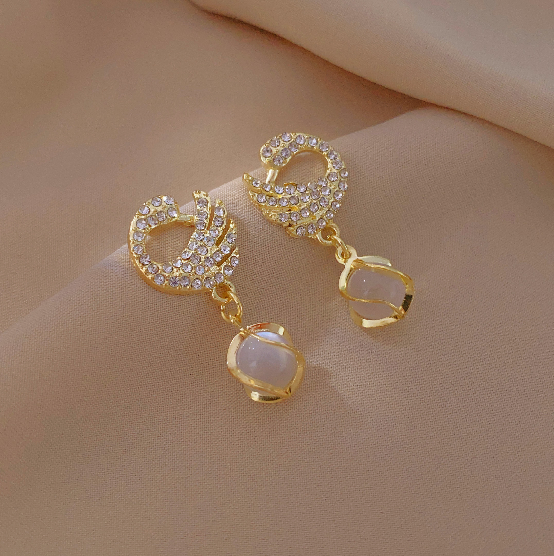 New 2024 stylish and high-end swan earrings, elegant Korean cat's eye stone earrings Specification image