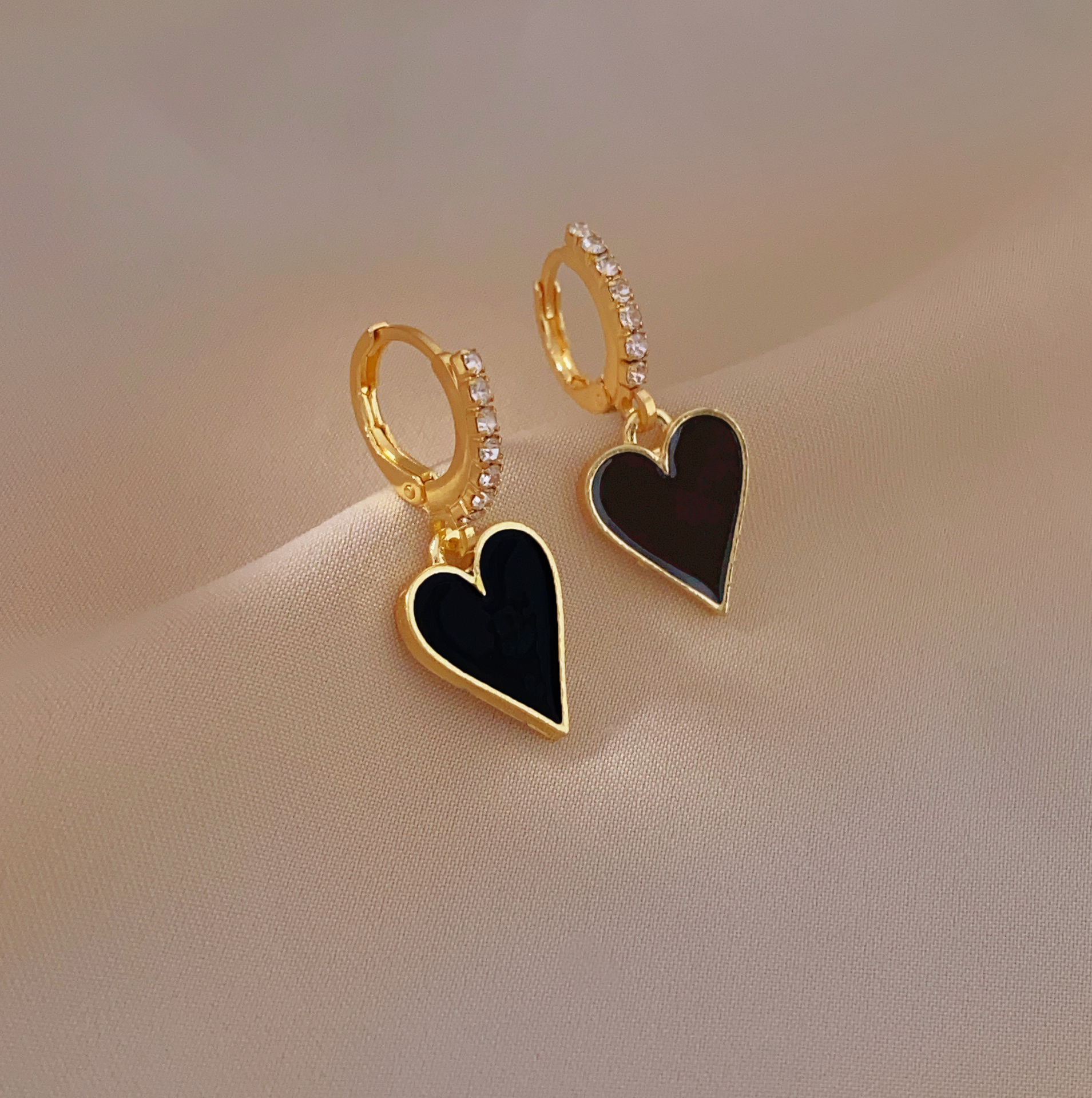 New stylish black heart ear buckles, light luxury and versatile black retro niche earrings