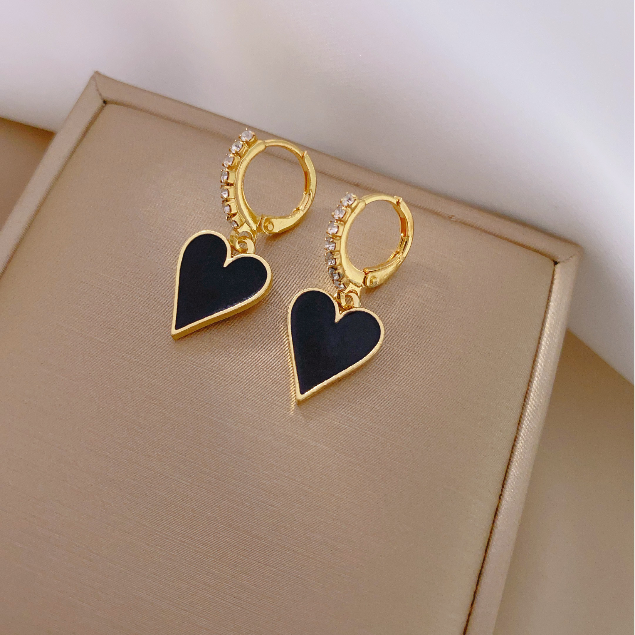 New stylish black heart ear buckles, light luxury and versatile black retro niche earrings Application Scenario