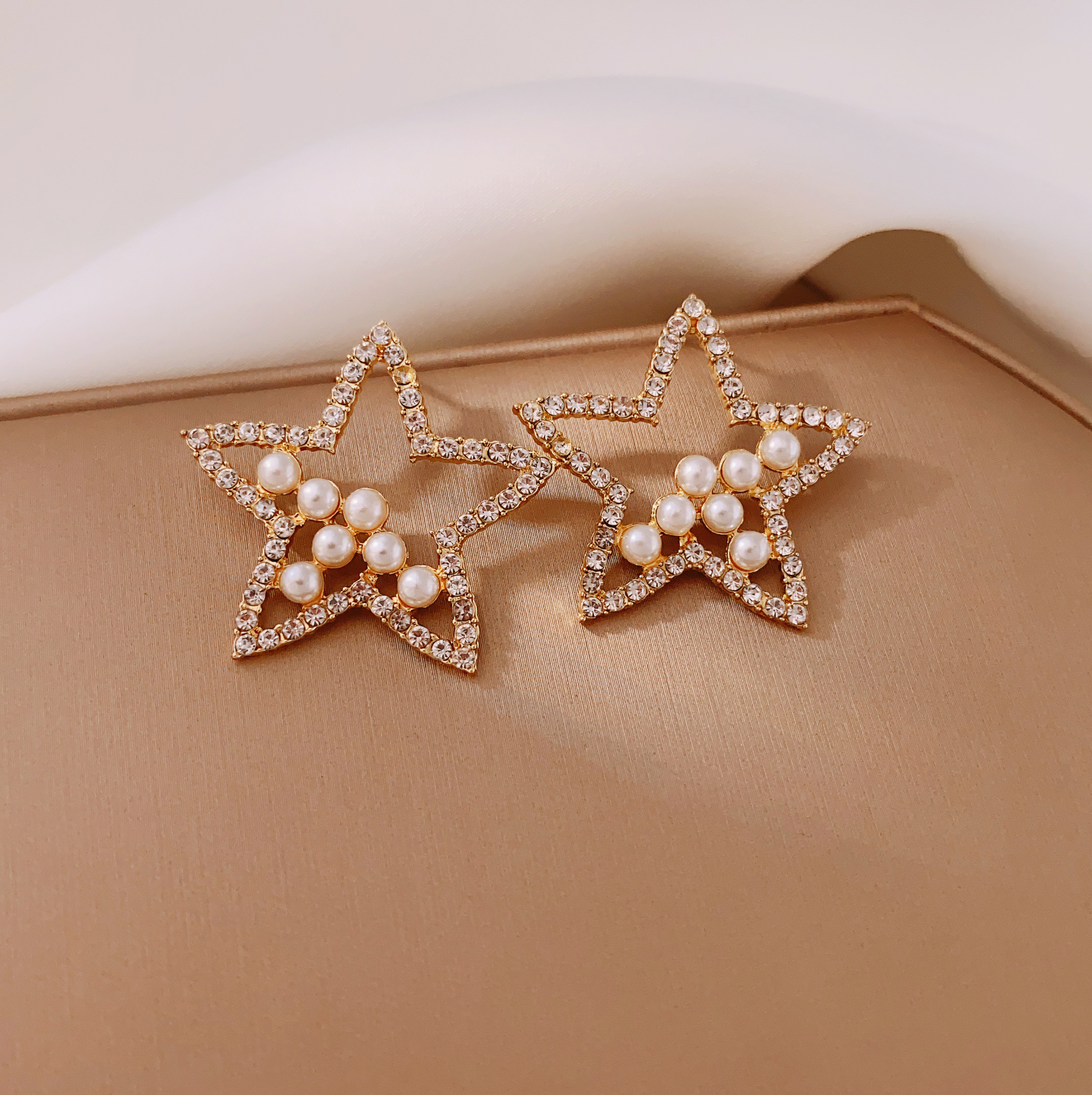 New fashionable and exquisite five-pointed star earrings, versatile for women's commutes, with hollowed-out star stud earrings Application Scenario