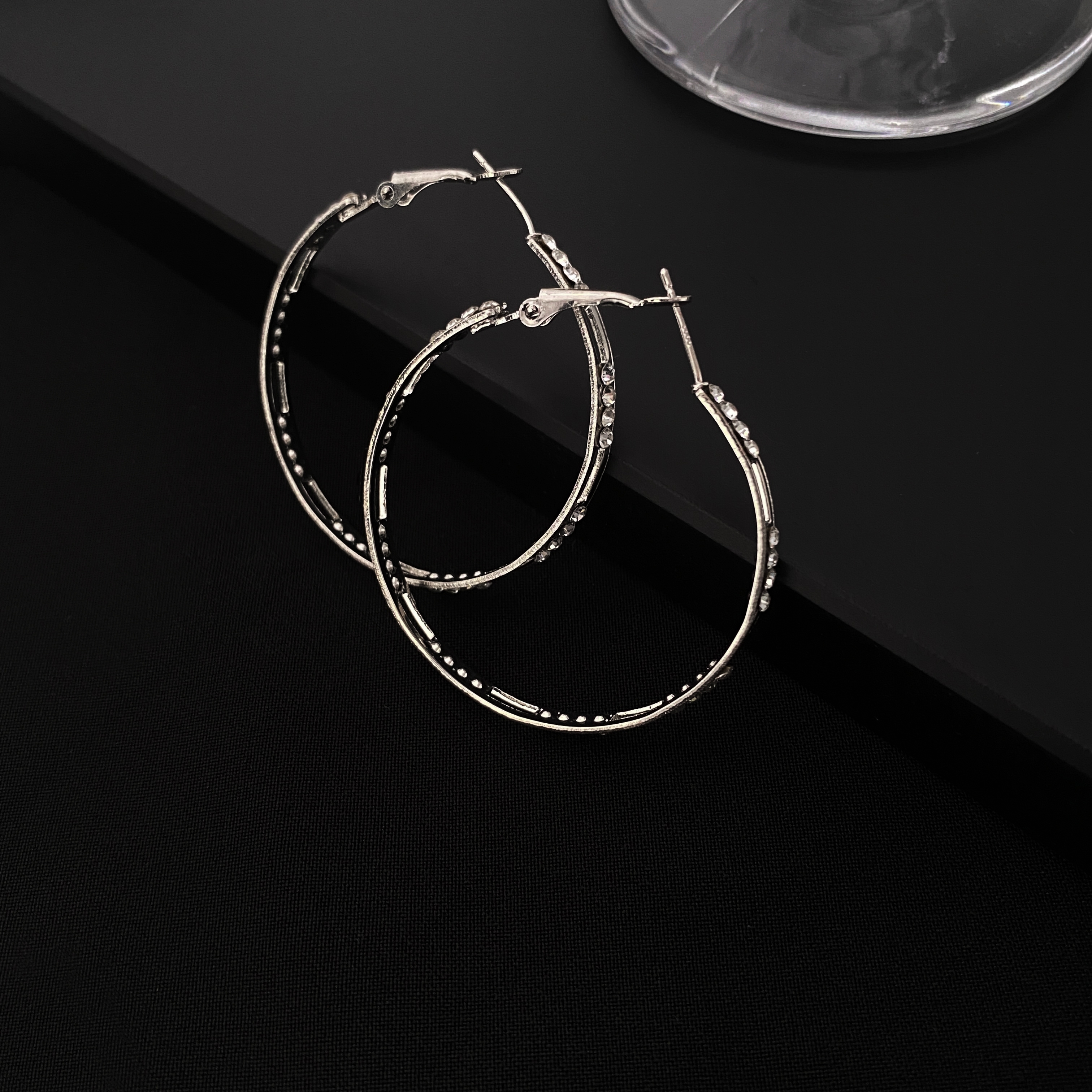 New fashionable, elegant and high-end earrings, exquisite, simple and cold style, versatile European and American ear loops Specification image