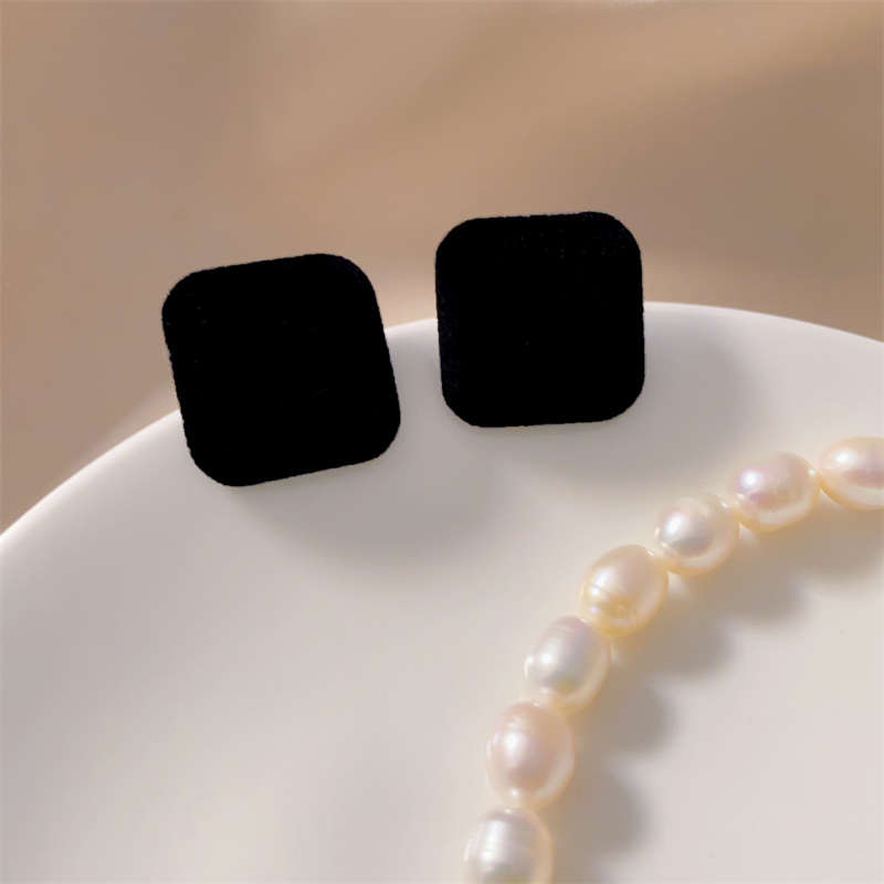 Black square velvet earrings with a retro style for autumn and winter, a unique design for women, simple yet sophisticated, and distinctive round stud earrings details Picture