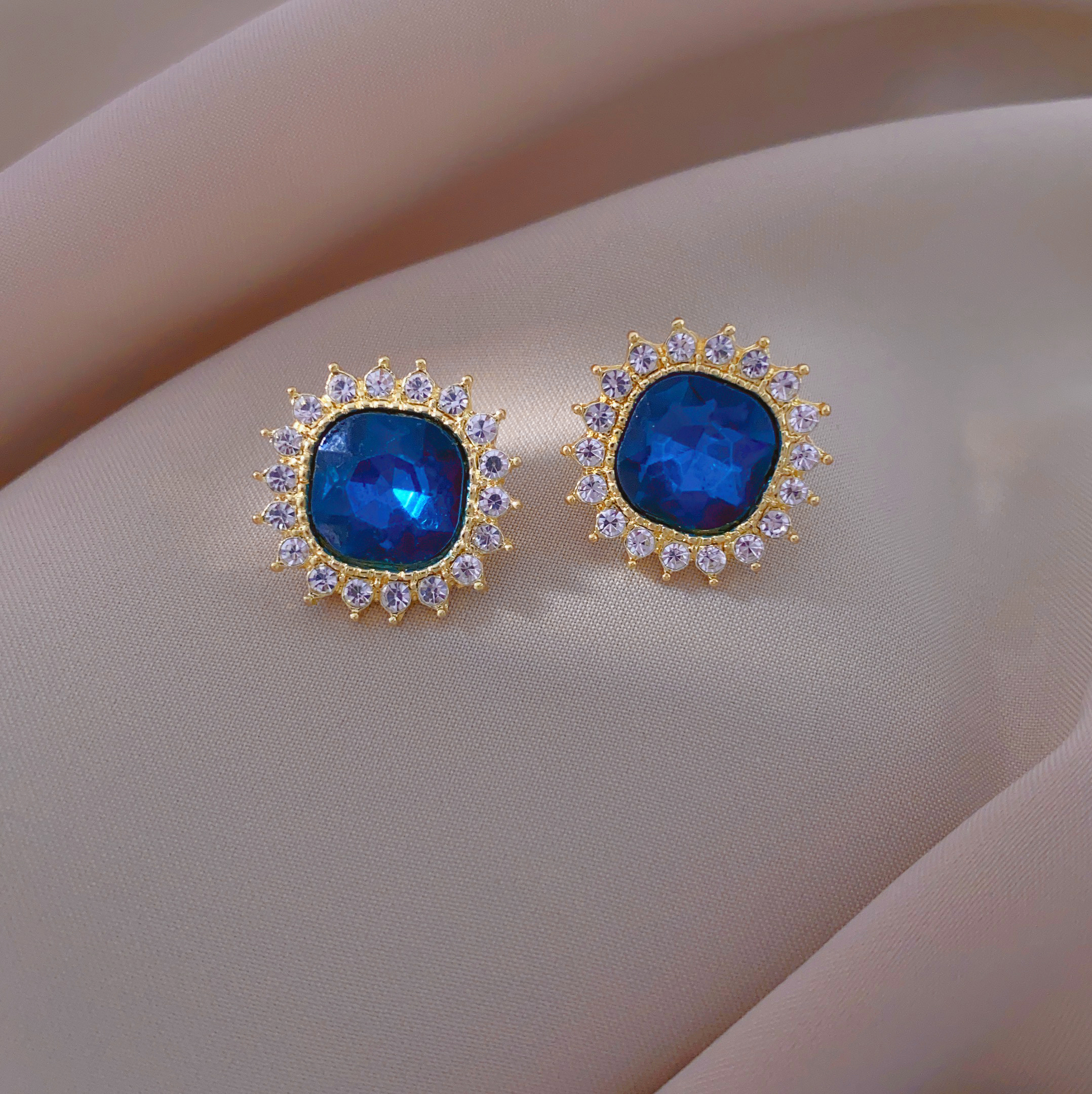 New trendy, light luxury, high-end and exquisite earrings, diamond flower-shaped earrings and pendants, fashionable, small and simple earrings Application Scenario
