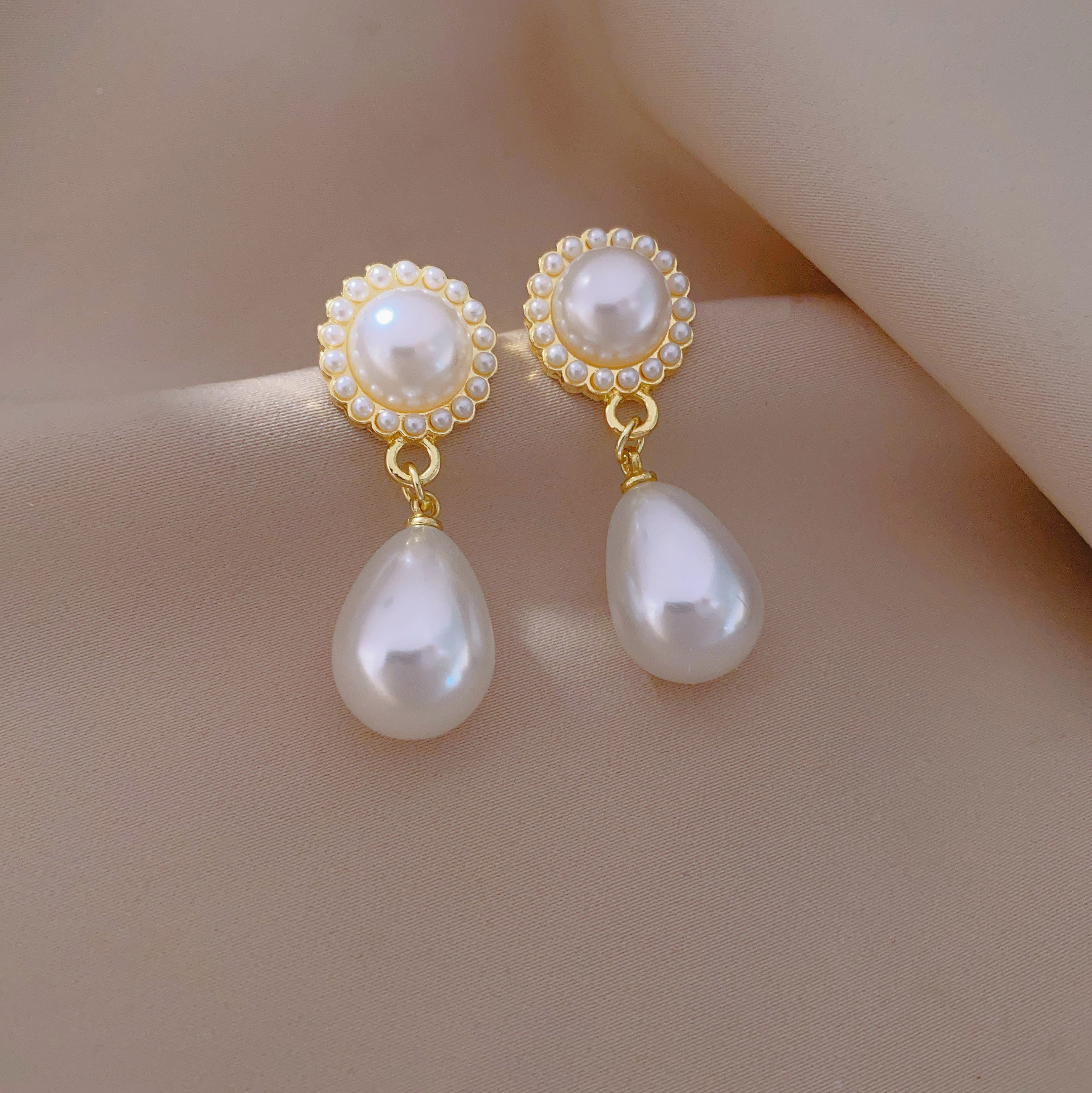 "Hong Kong Style Beauty" court retro French artistic water drop pearl texture earrings, ins cold style earrings for women