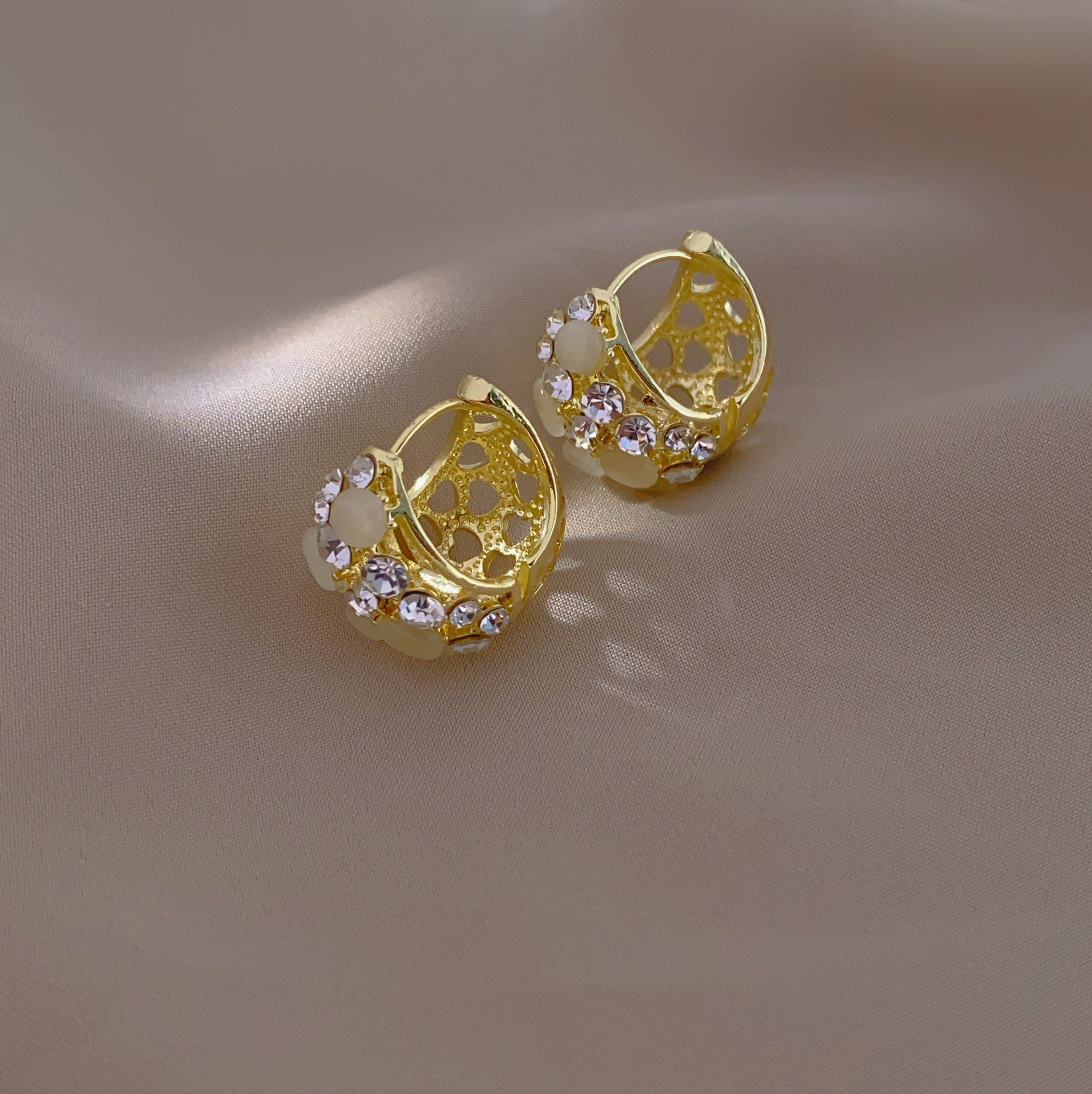 New fashionable, light luxury and high-end style flower basket, exquisite French ear buckles, elegant earrings and new earrings Application Scenario