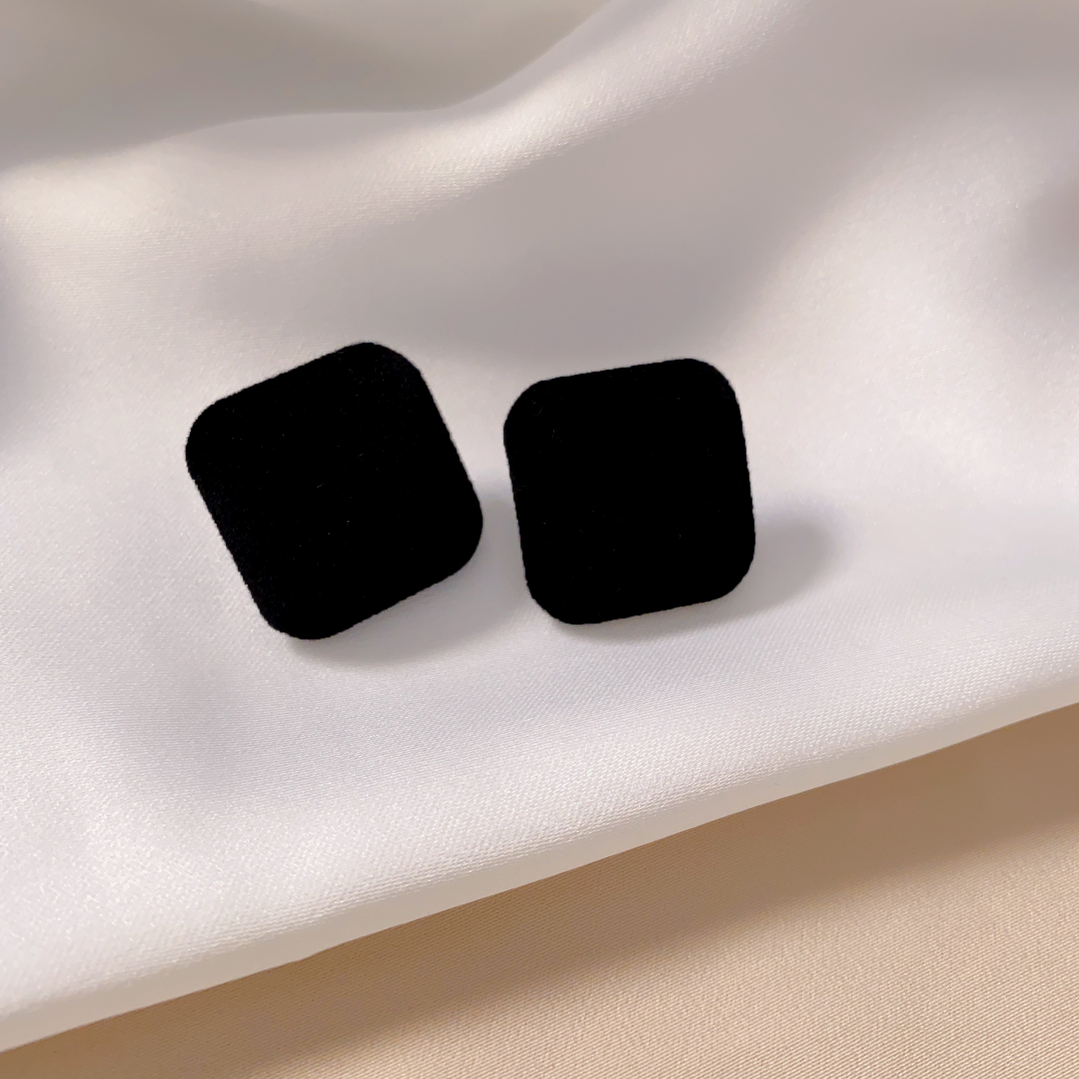 Black square velvet earrings with a retro style for autumn and winter, a unique design for women, simple yet sophisticated, and distinctive round stud earrings
