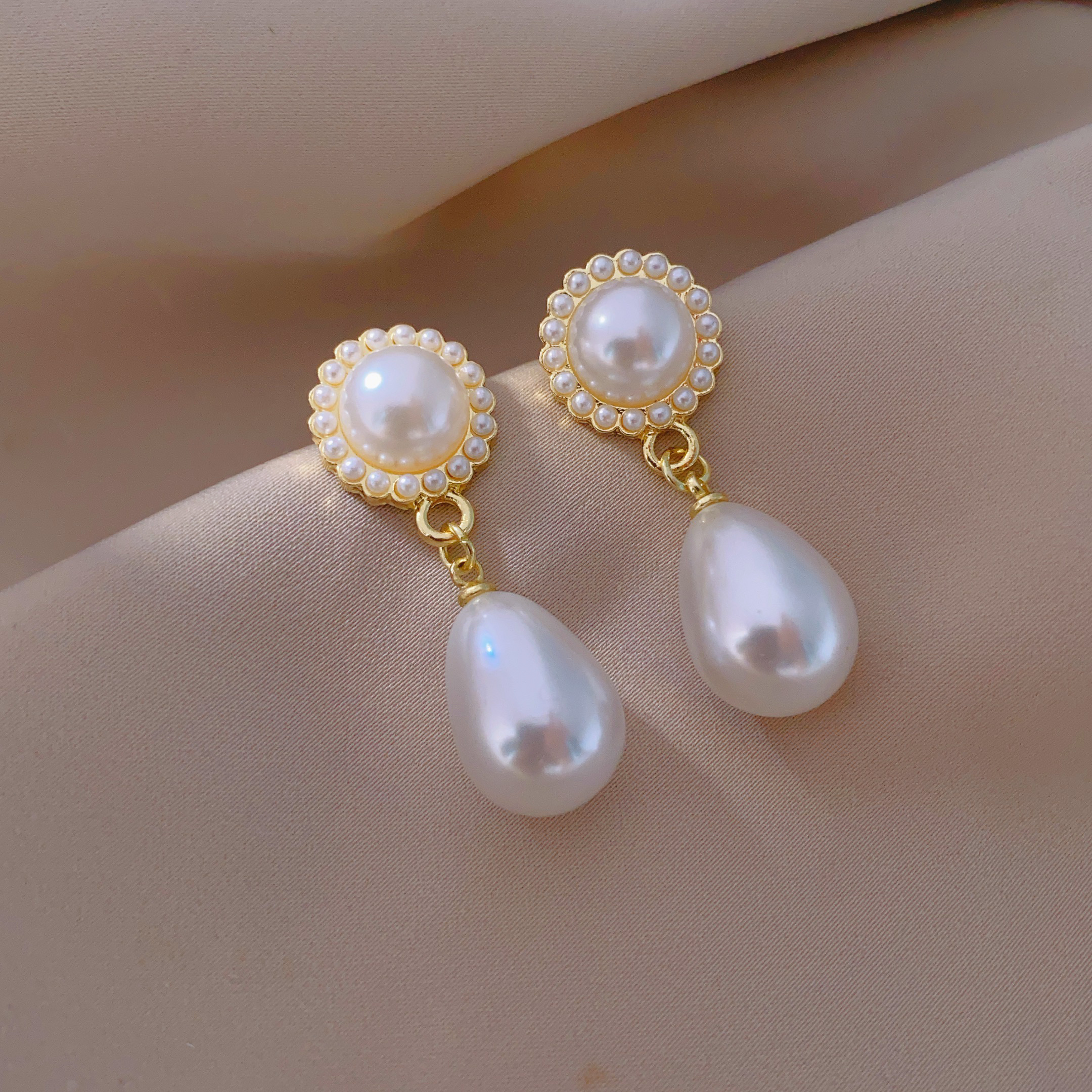 "Hong Kong Style Beauty" court retro French artistic water drop pearl texture earrings, ins cold style earrings for women Application Scenario