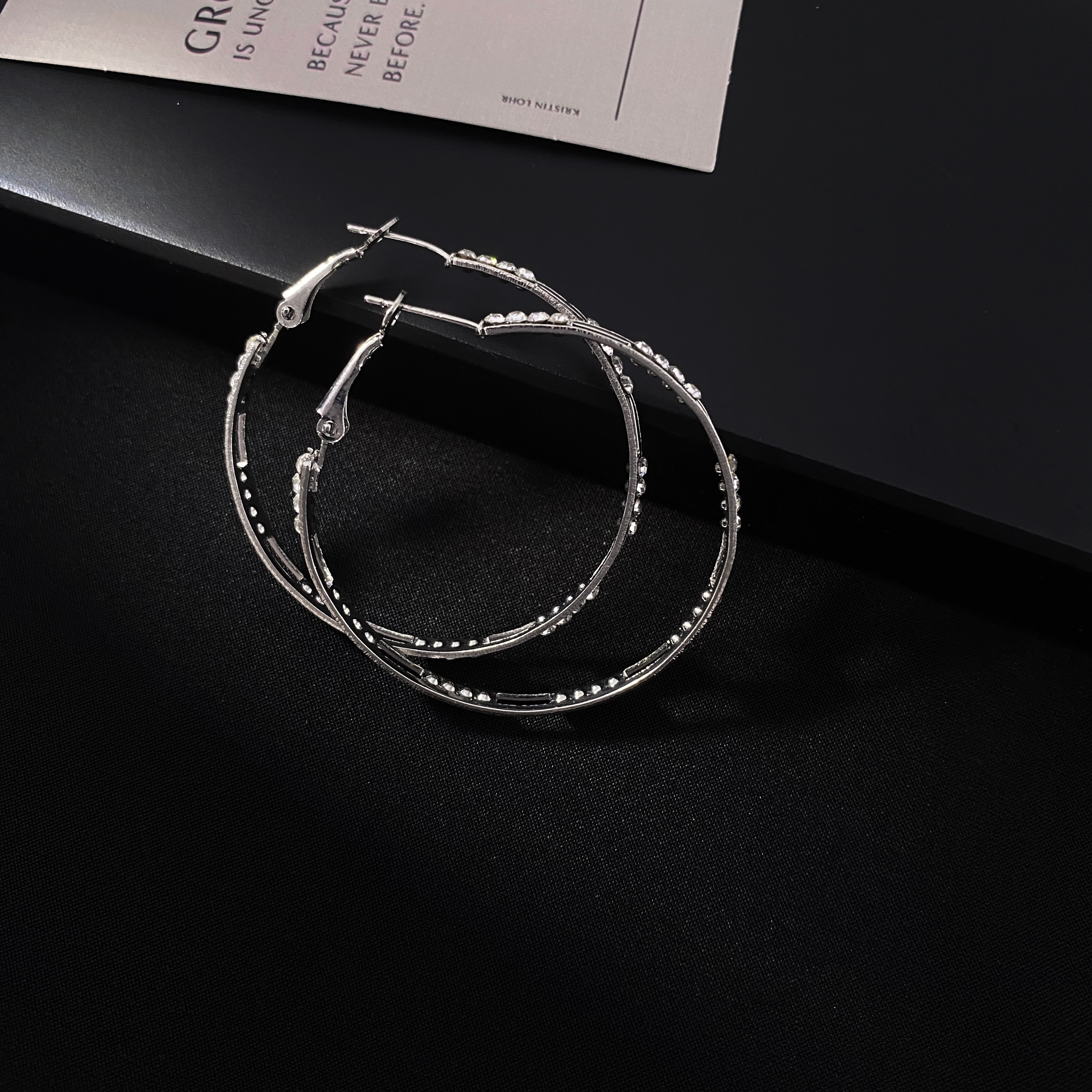 New fashionable, elegant and high-end earrings, exquisite, simple and cold style, versatile European and American ear loops details Picture