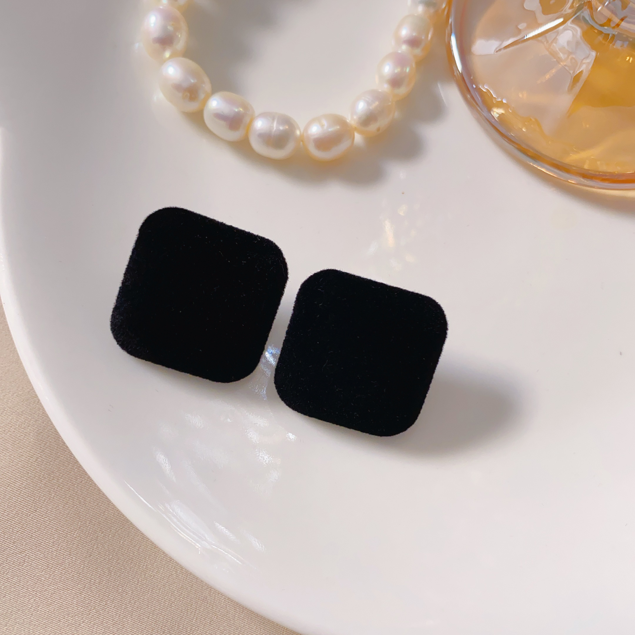 Black square velvet earrings with a retro style for autumn and winter, a unique design for women, simple yet sophisticated, and distinctive round stud earrings Specification image