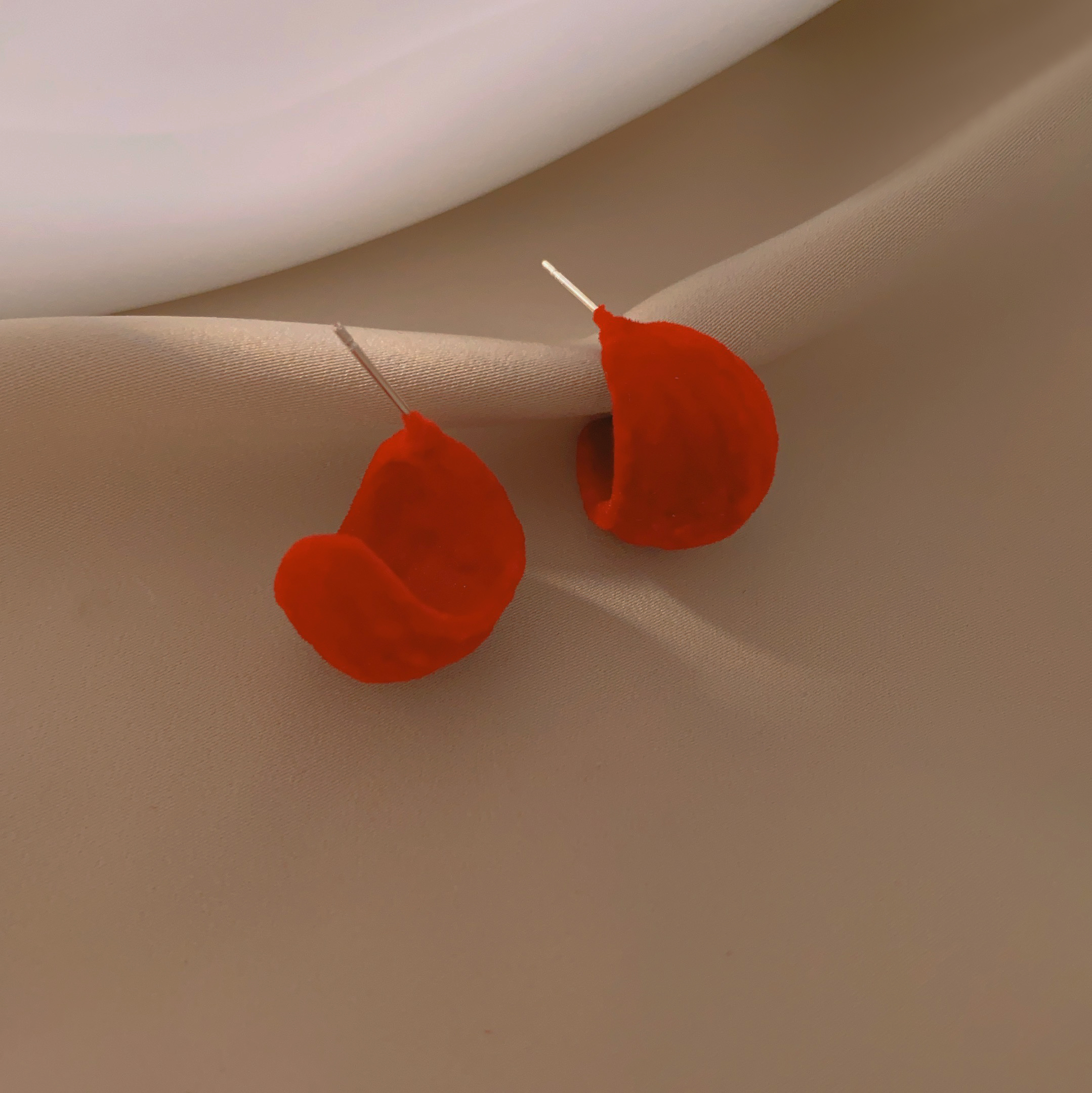 Autumn and winter retro style red velvet C-shaped earrings, women's niche design sense, simple and elegant, unique round stud earrings Specification image