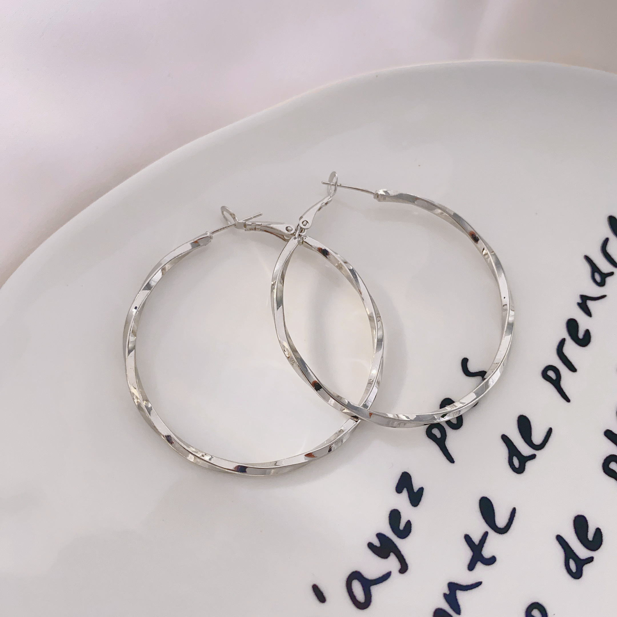 2024 New European and American earrings, fashionable and elegant ear rings, light luxury earrings, women's light luxury Item Picture