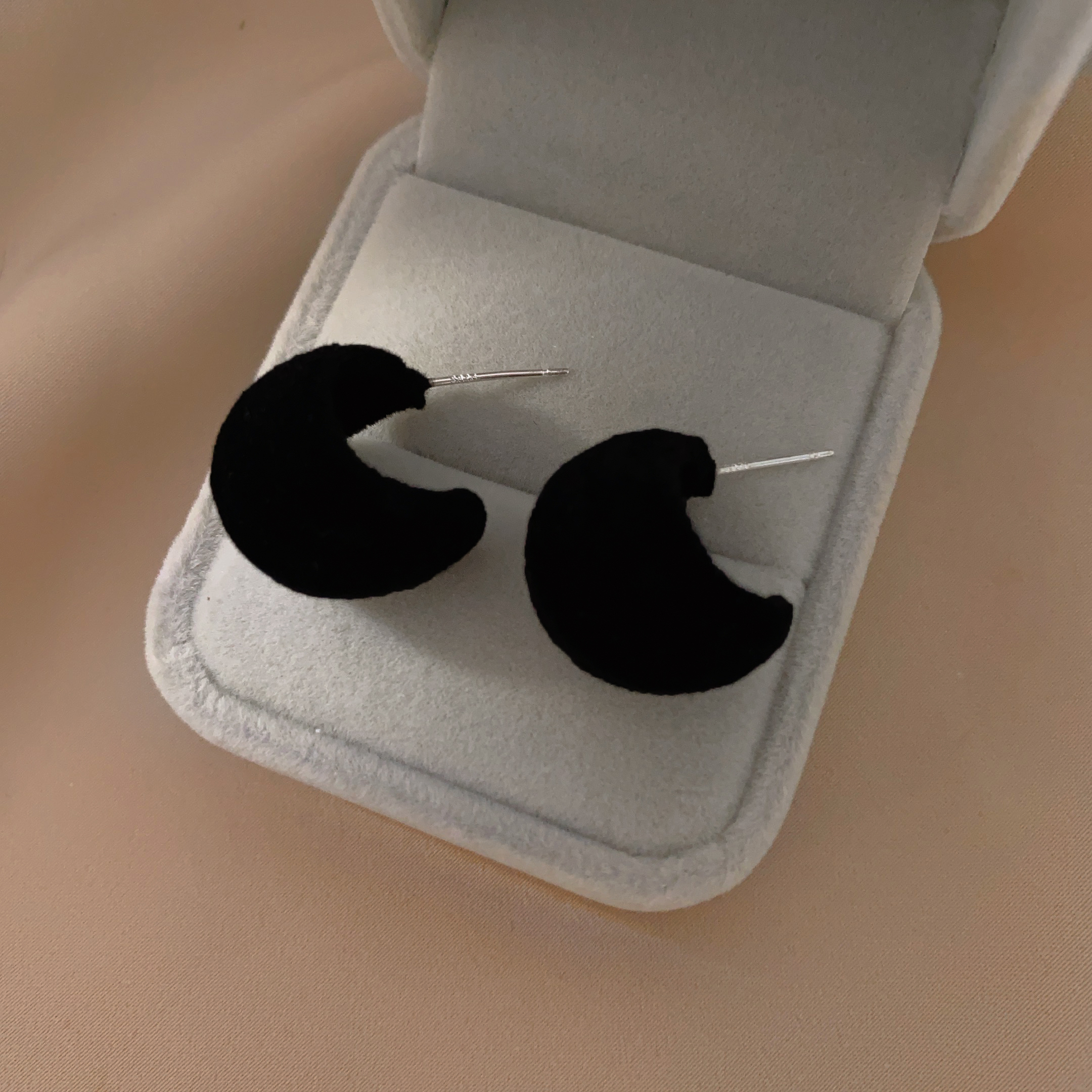 Autumn and winter retro style black velvet C-shaped earrings, women's niche design sense, simple and elegant, unique round stud earrings Specification image