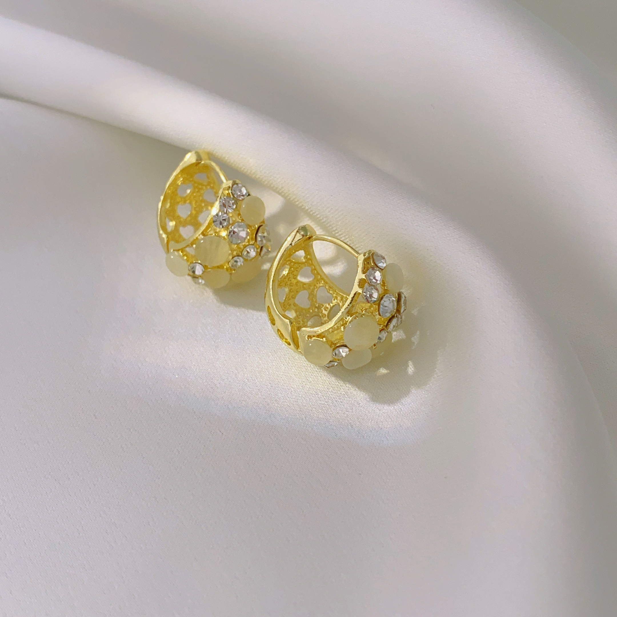 New fashionable, light luxury and high-end style flower basket, exquisite French ear buckles, elegant earrings and new earrings