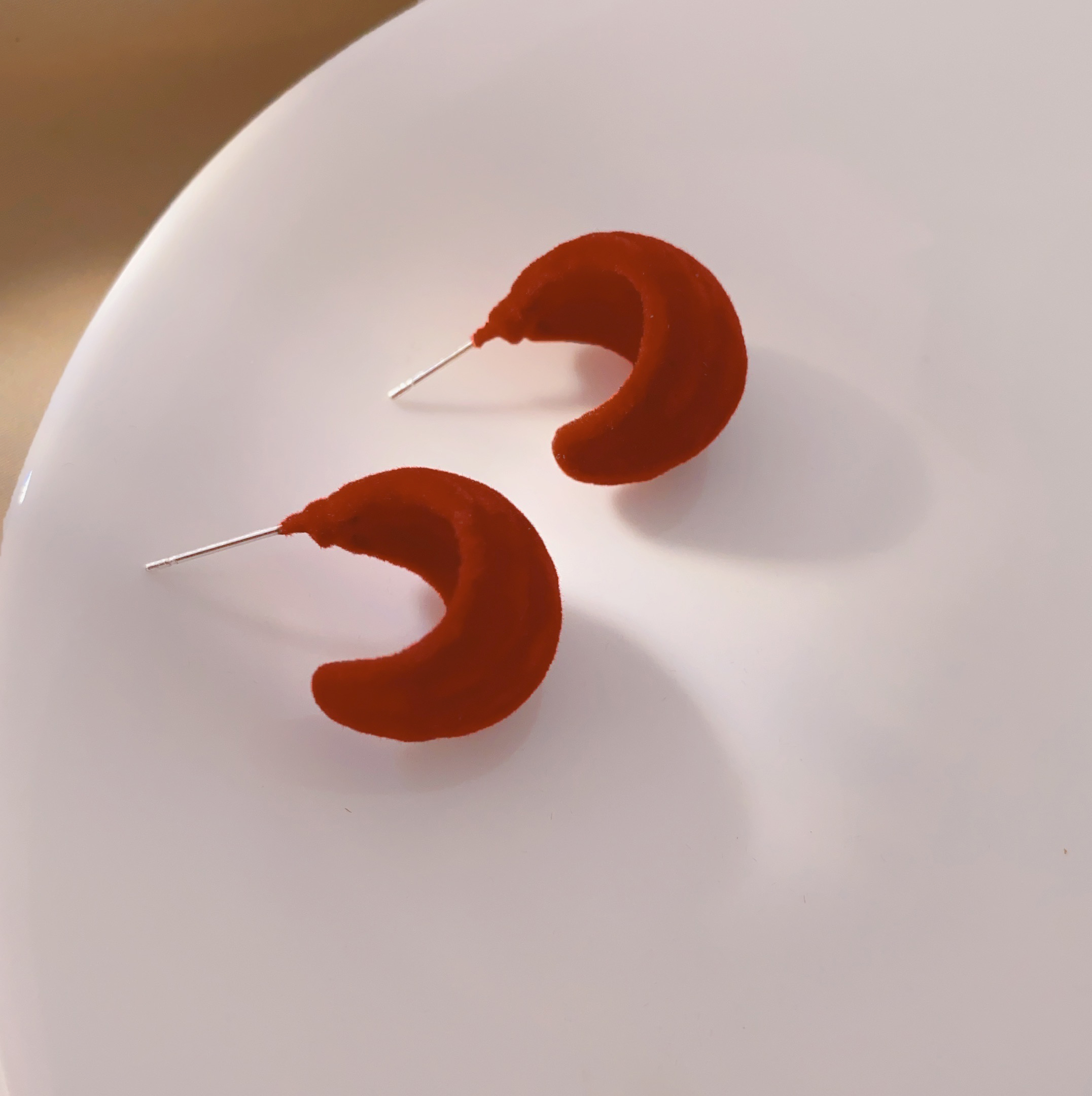 Autumn and winter retro style red velvet C-shaped earrings, women's niche design sense, simple and elegant, unique round stud earrings details Picture