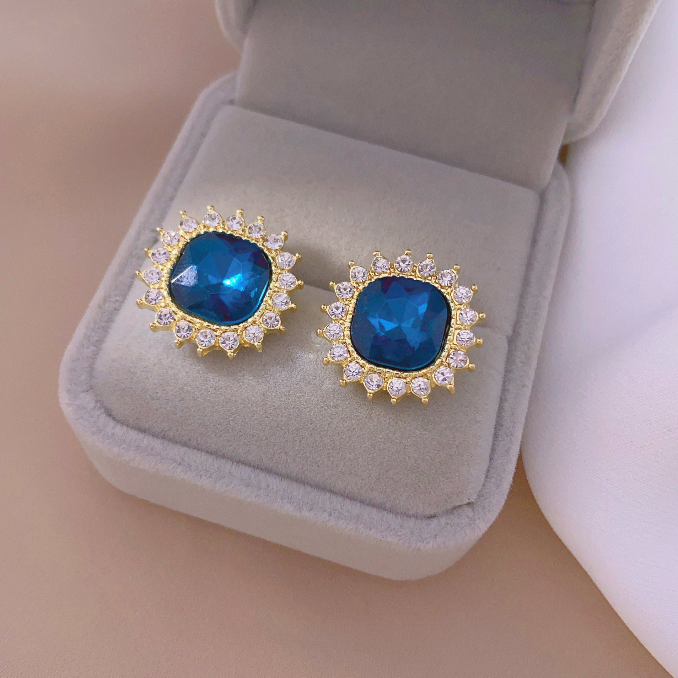 New trendy, light luxury, high-end and exquisite earrings, diamond flower-shaped earrings and pendants, fashionable, small and simple earrings Item Picture