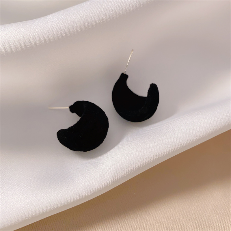 Autumn and winter retro style black velvet C-shaped earrings, women's niche design sense, simple and elegant, unique round stud earrings details Picture