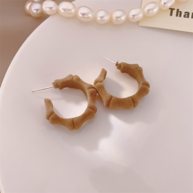 Autumn and winter retro style khaki velvet earrings, women's niche design sense, simple and elegant, unique round stud earrings