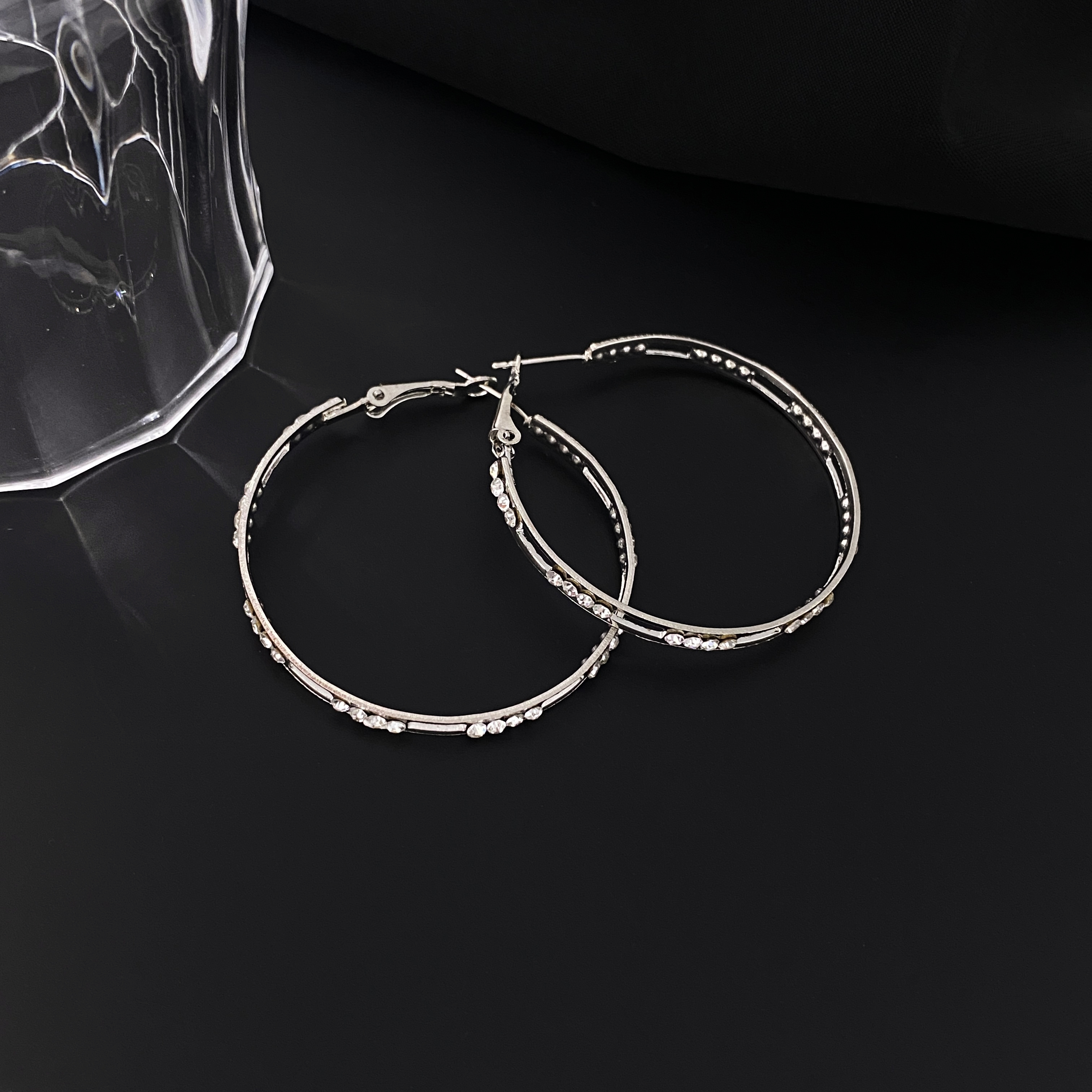 New fashionable, elegant and high-end earrings, exquisite, simple and cold style, versatile European and American ear loops Application Scenario