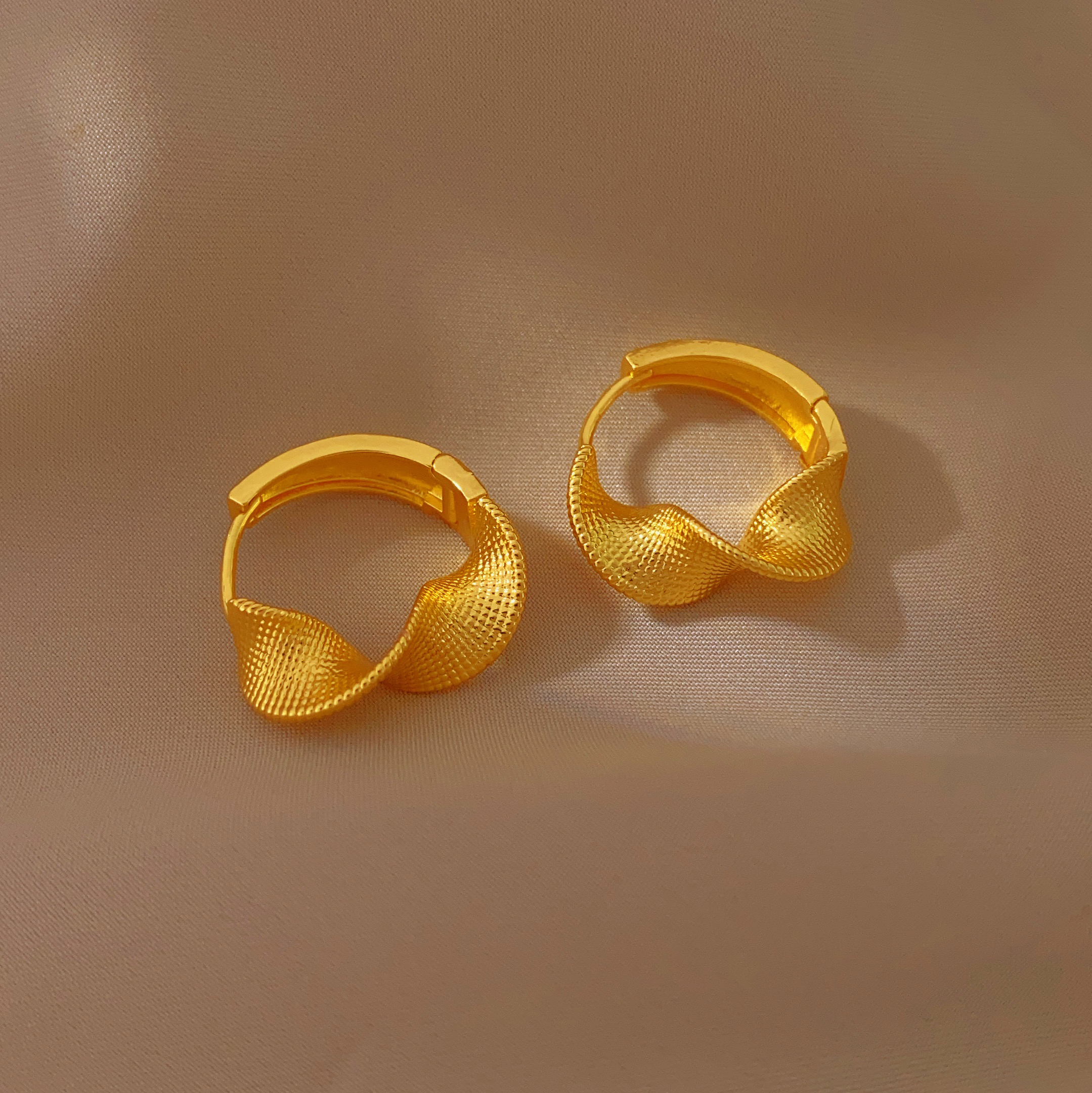 The new fashionable twisted earrings feature a niche design and a high-end feel. They are a light luxury bestseller with brushed ear loops for women details Picture