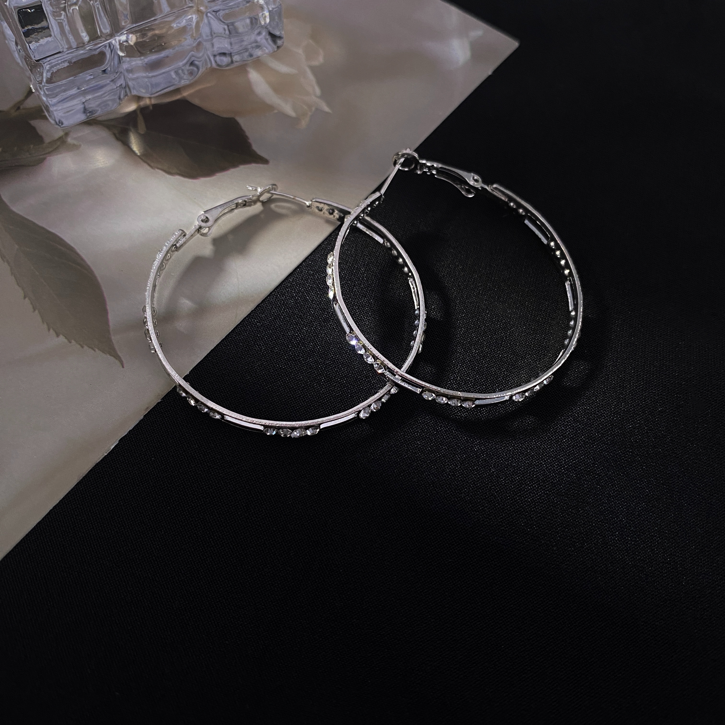 New fashionable, elegant and high-end earrings, exquisite, simple and cold style, versatile European and American ear loops