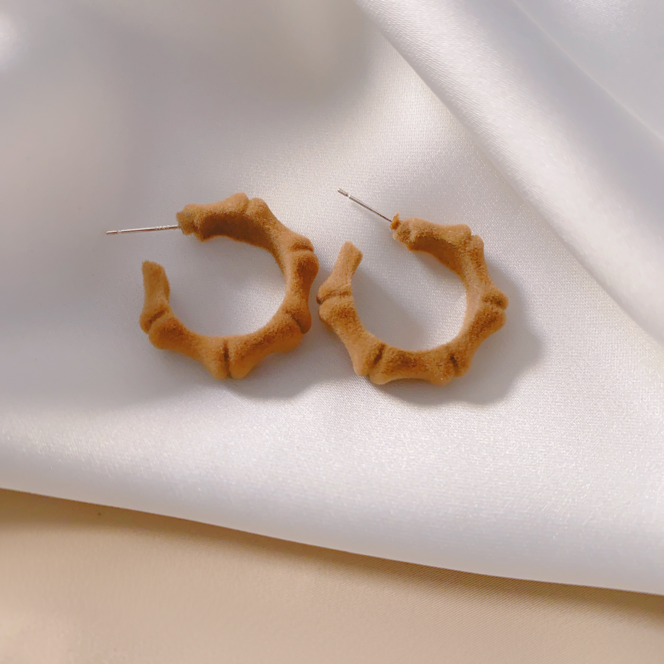Autumn and winter retro style khaki velvet earrings, women's niche design sense, simple and elegant, unique round stud earrings Application Scenario