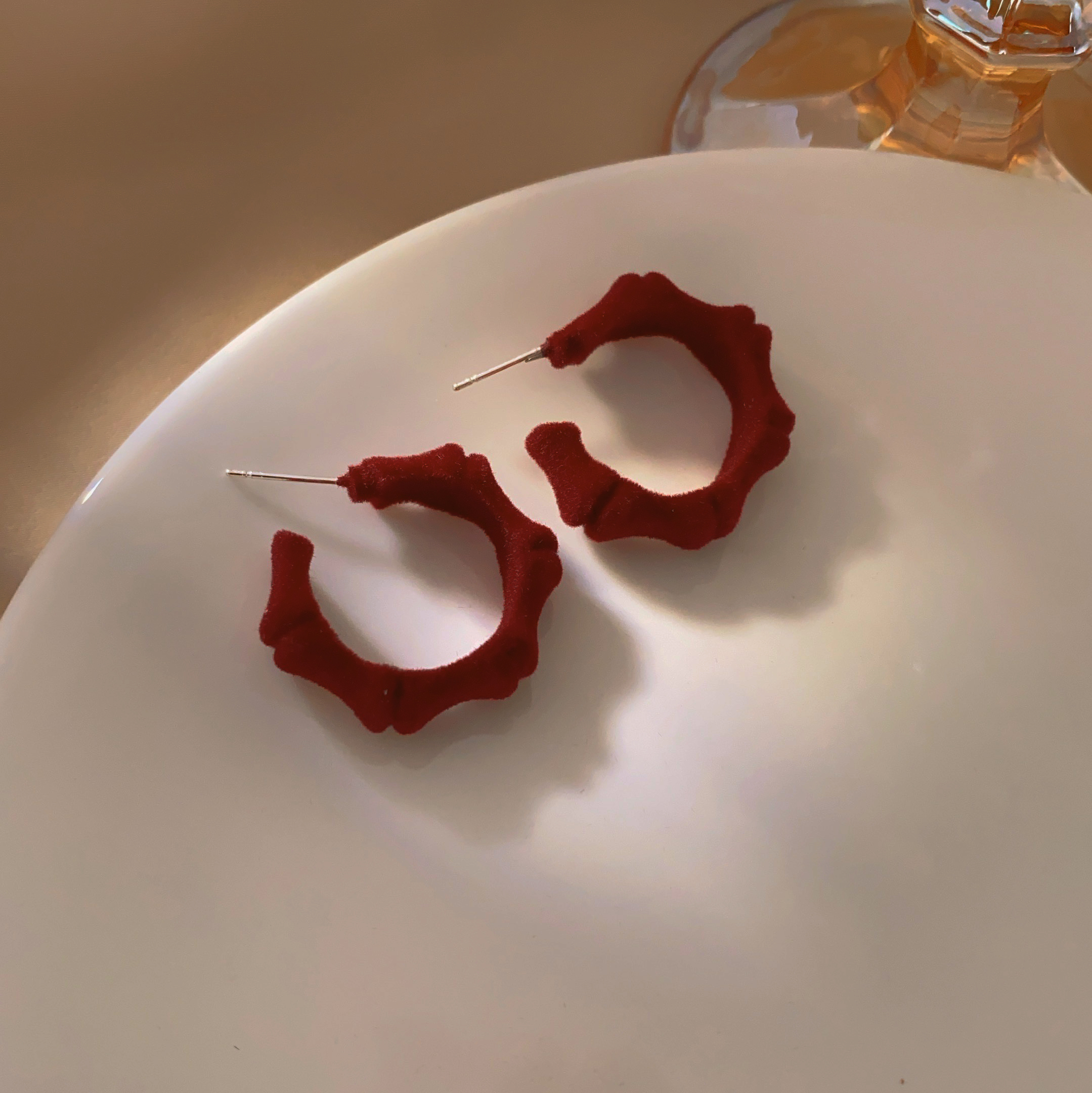 Autumn and winter retro style red velvet earrings, women's niche design sense, simple and elegant, unique round stud earrings details Picture