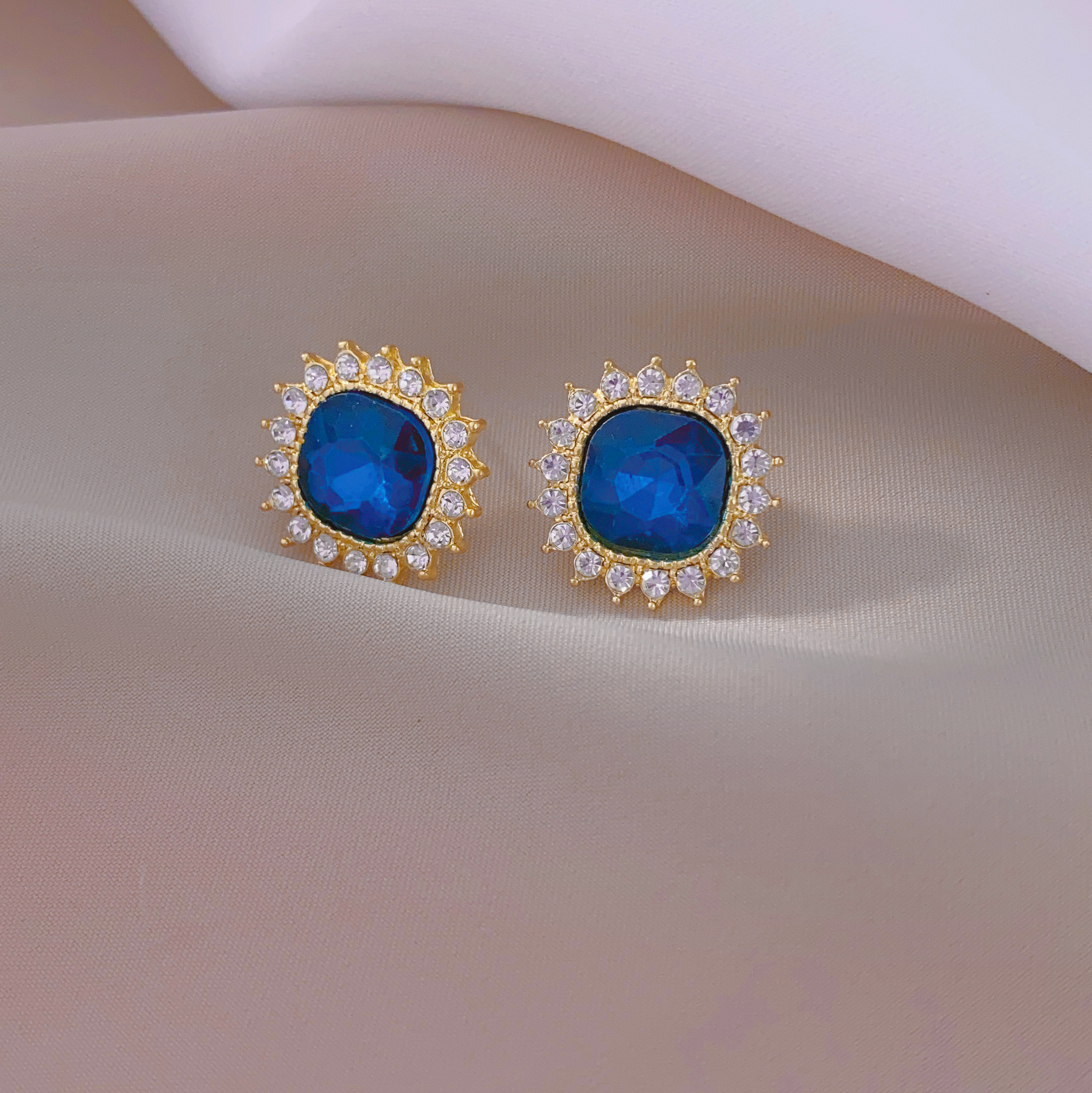 New trendy, light luxury, high-end and exquisite earrings, diamond flower-shaped earrings and pendants, fashionable, small and simple earrings Specification image