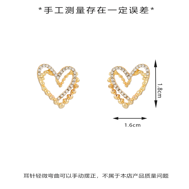 The new 2024 style of elegant, light luxury, fashionable, versatile, retro French, simple and exquisite heart-shaped stud earrings Item Picture