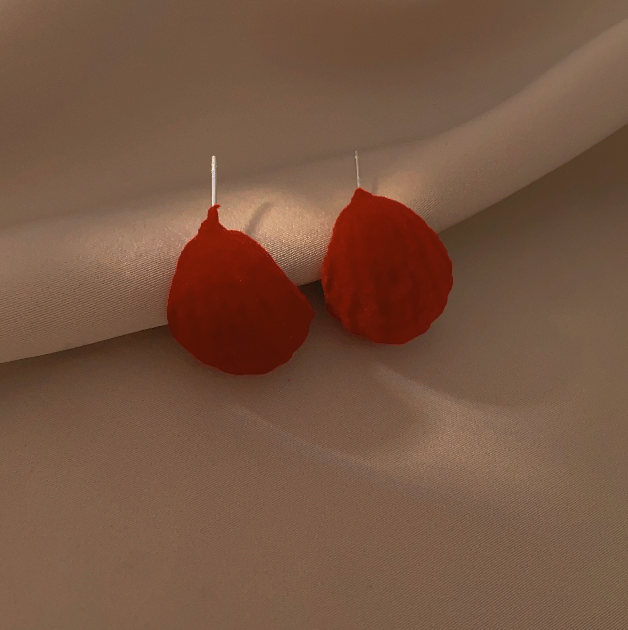 Autumn and winter retro style red velvet C-shaped earrings, women's niche design sense, simple and elegant, unique round stud earrings Application Scenario