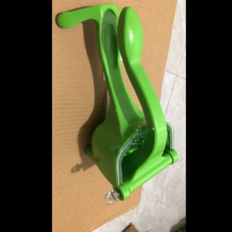 Manual juicer, multi-functional household small lemon juicer, magic tool, plastic juicer, juicer Application Scenario