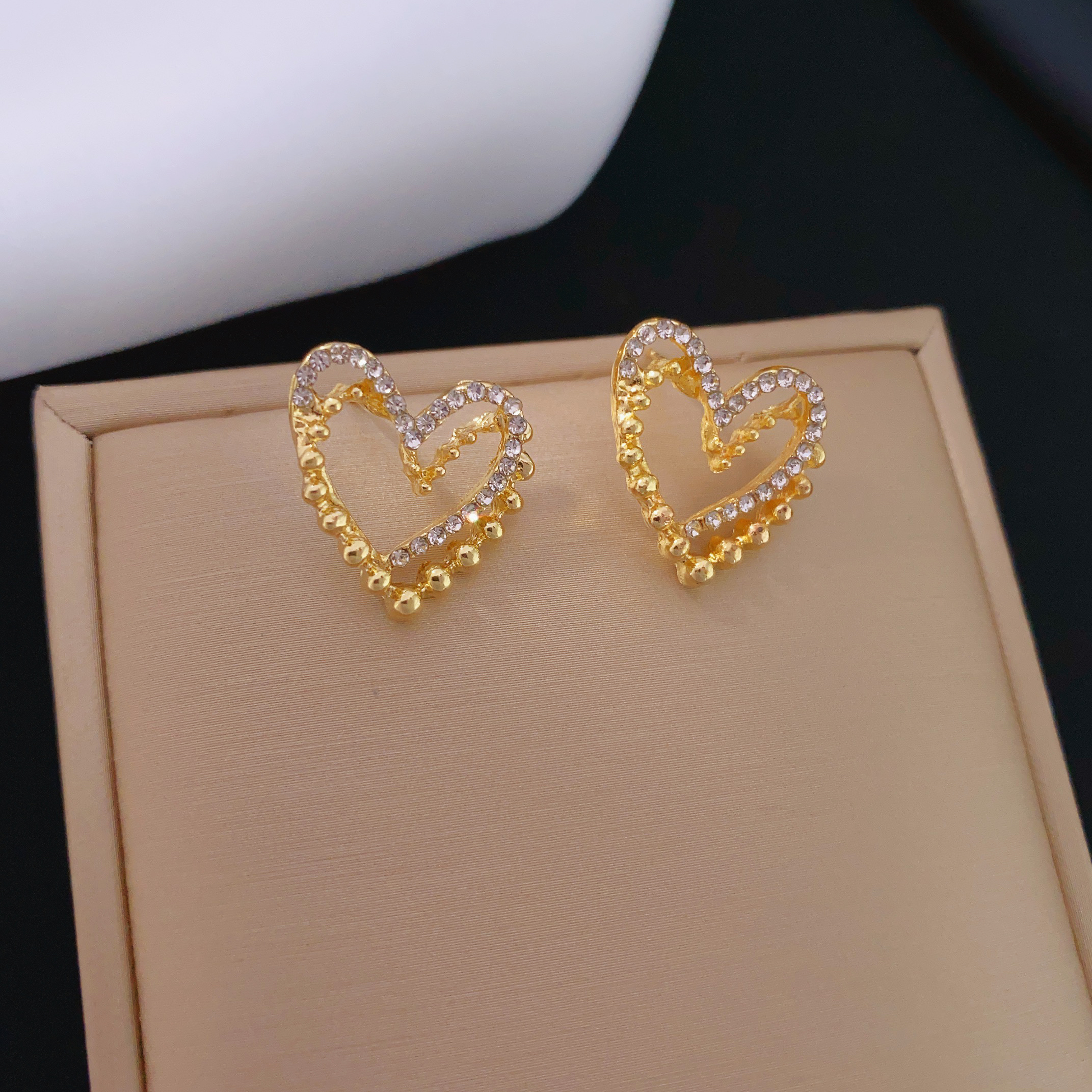The new 2024 style of elegant, light luxury, fashionable, versatile, retro French, simple and exquisite heart-shaped stud earrings Application Scenario
