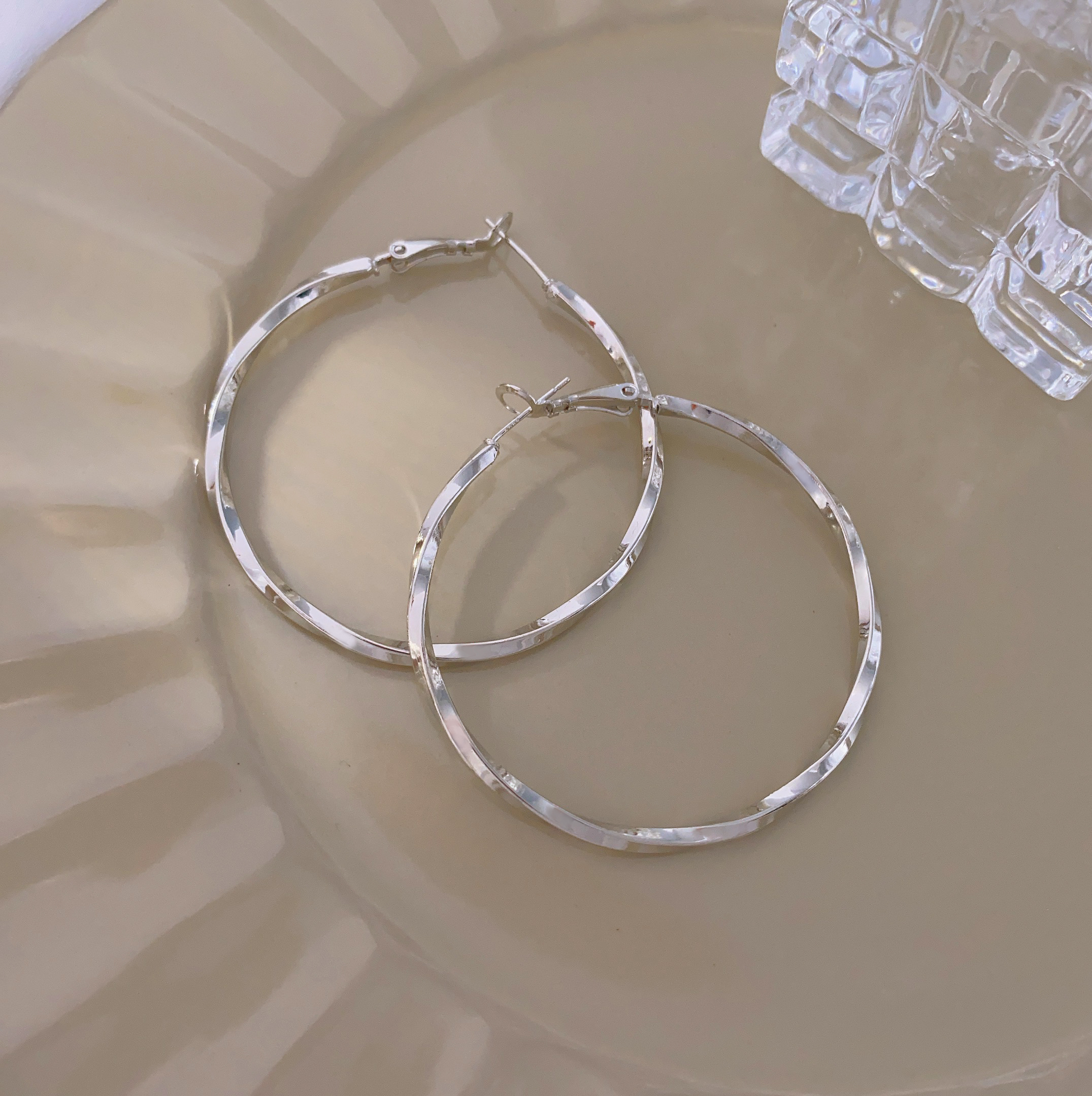 2024 New European and American earrings, fashionable and elegant ear rings, light luxury earrings, women's light luxury details Picture
