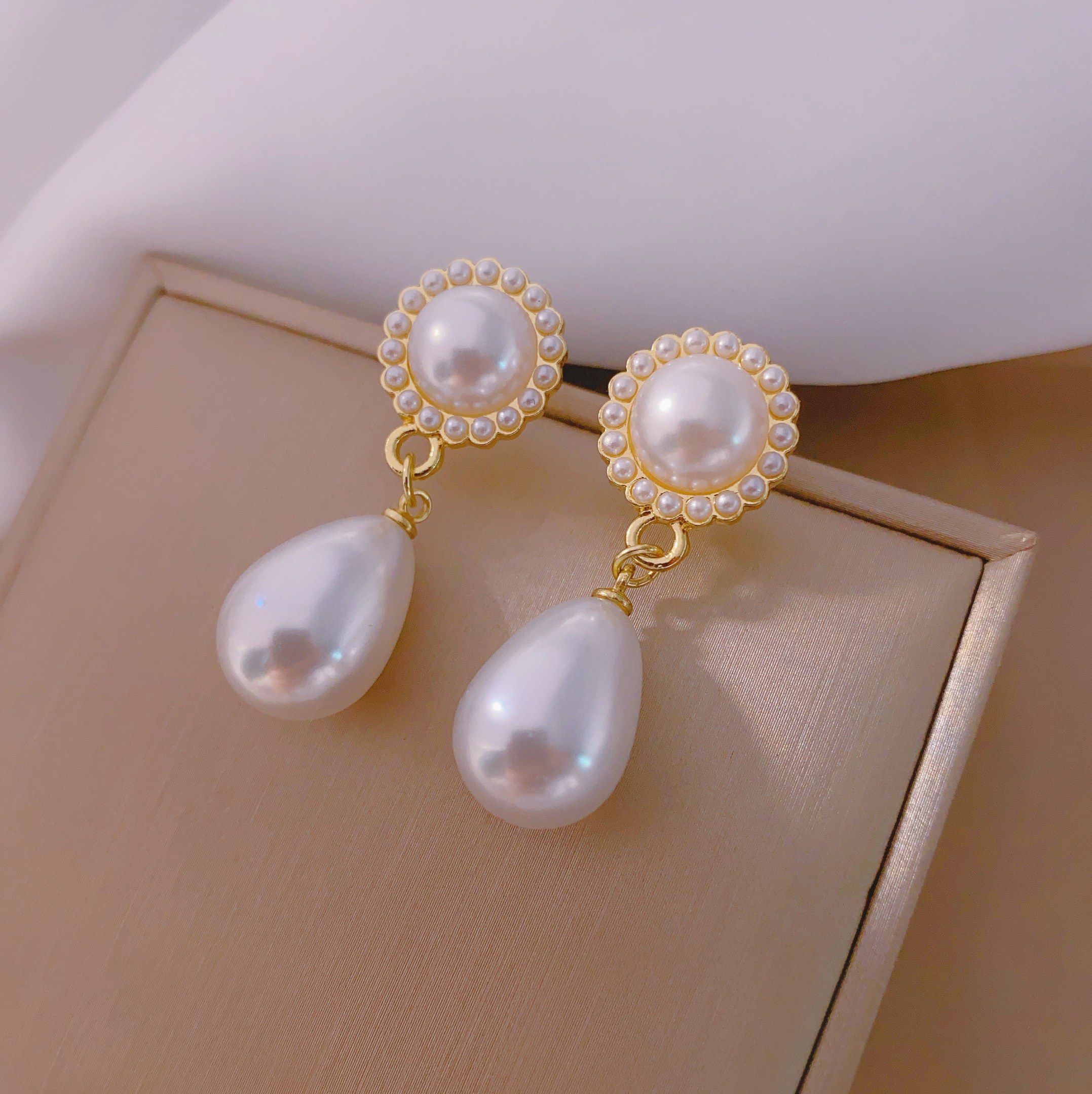 "Hong Kong Style Beauty" court retro French artistic water drop pearl texture earrings, ins cold style earrings for women details Picture