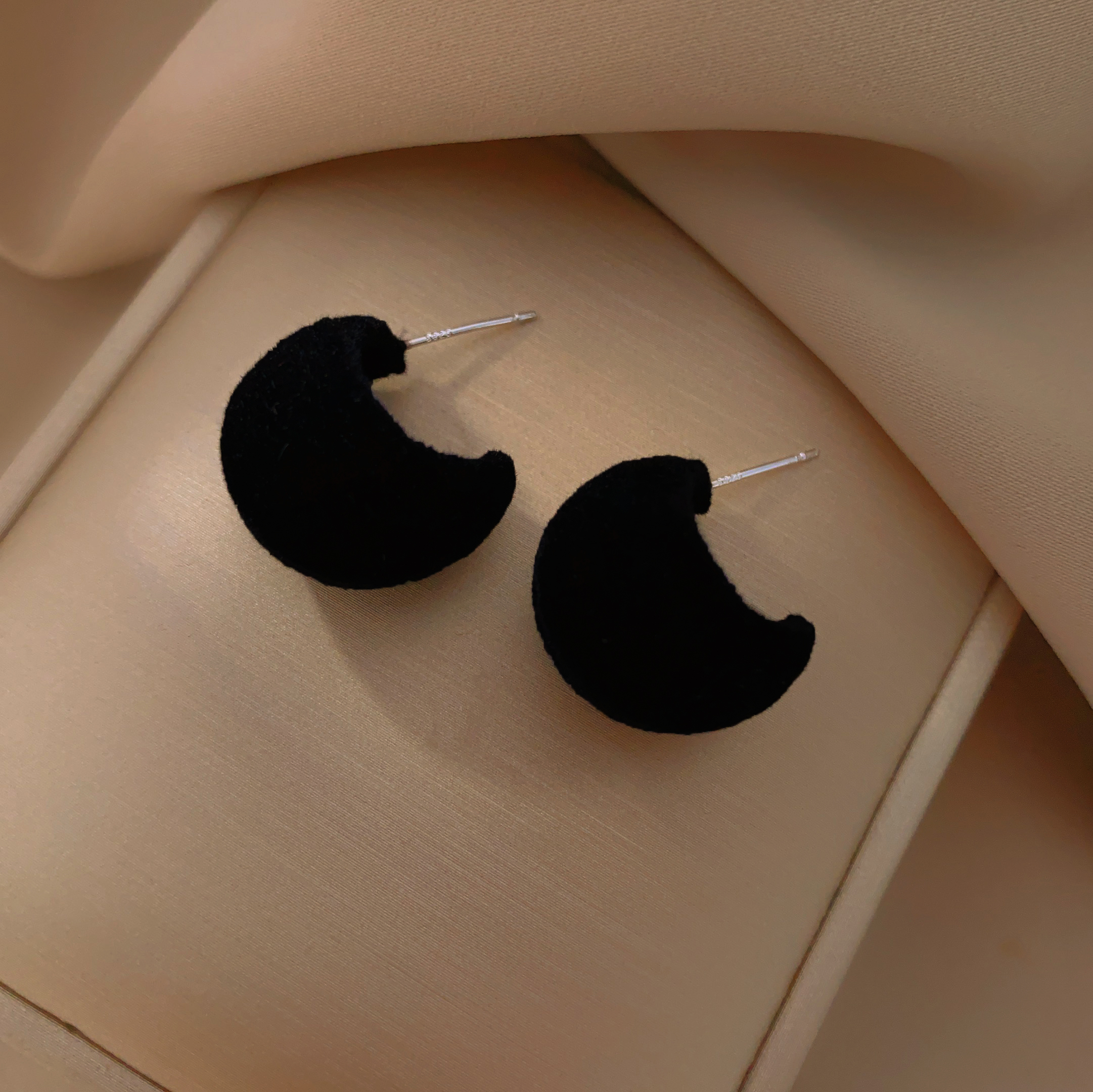 Autumn and winter retro style black velvet C-shaped earrings, women's niche design sense, simple and elegant, unique round stud earrings Application Scenario
