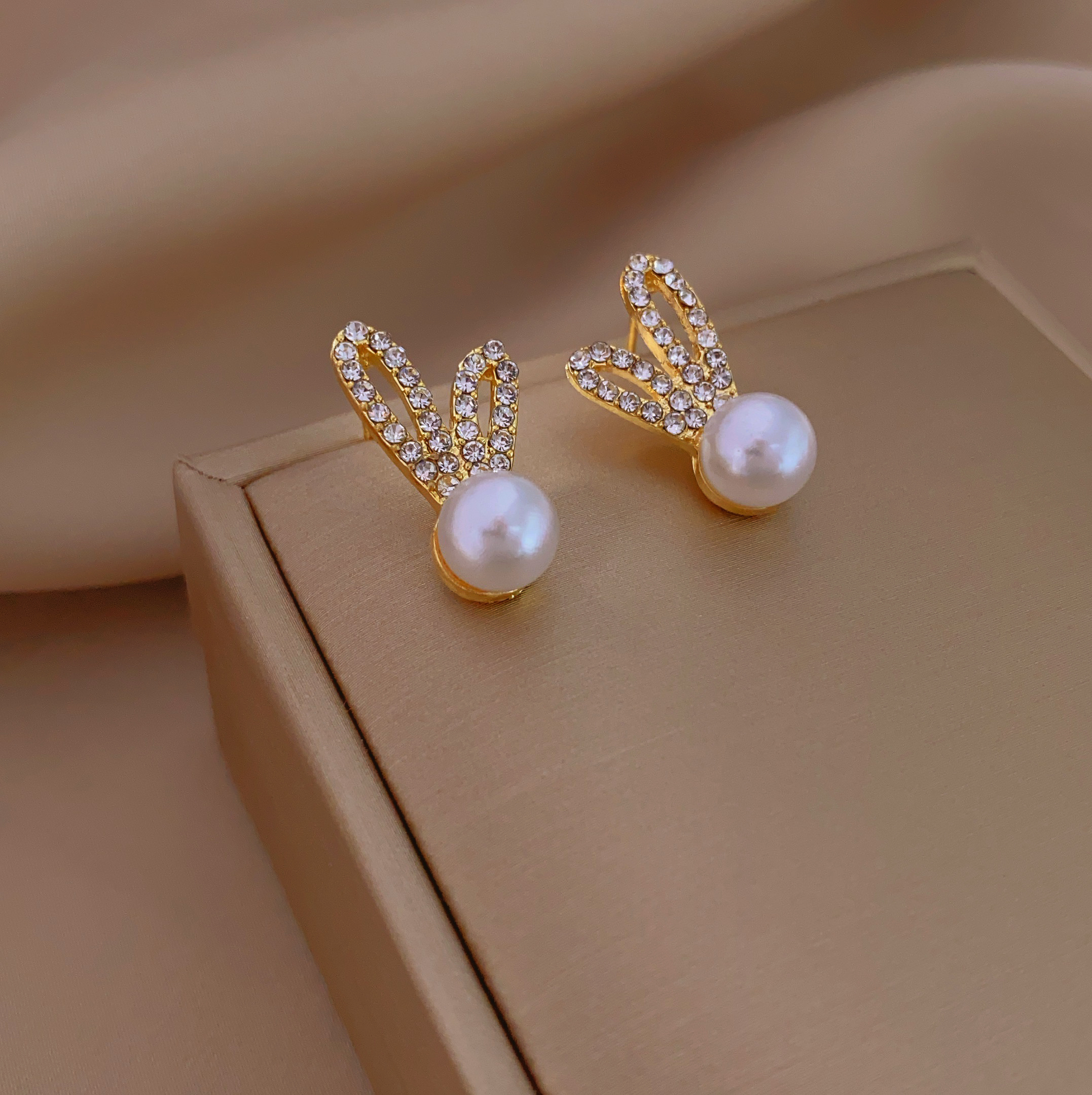 The new fashionable white rabbit stud earrings are elegant, luxurious, cute, versatile and small Application Scenario