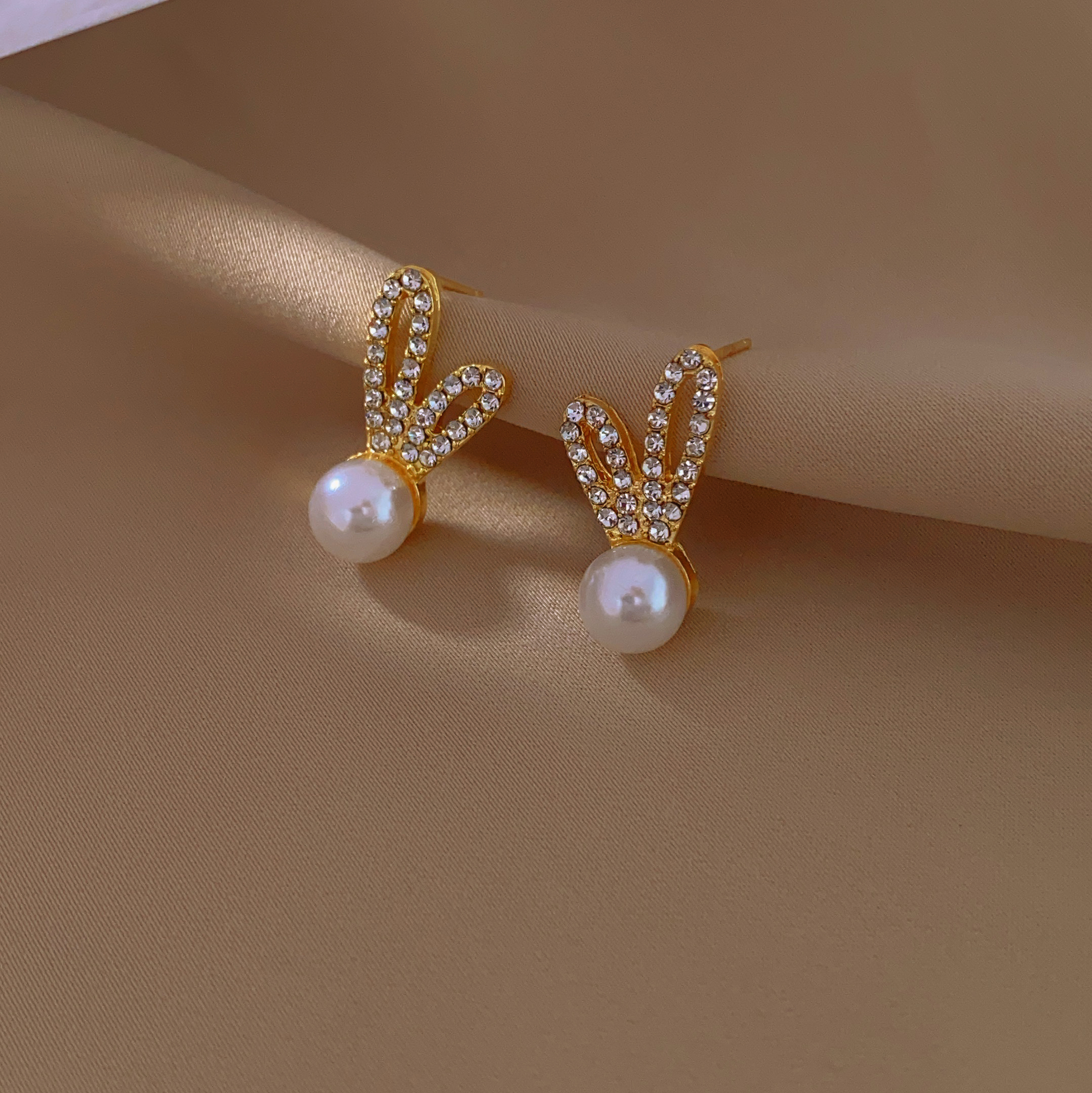 The new fashionable white rabbit stud earrings are elegant, luxurious, cute, versatile and small