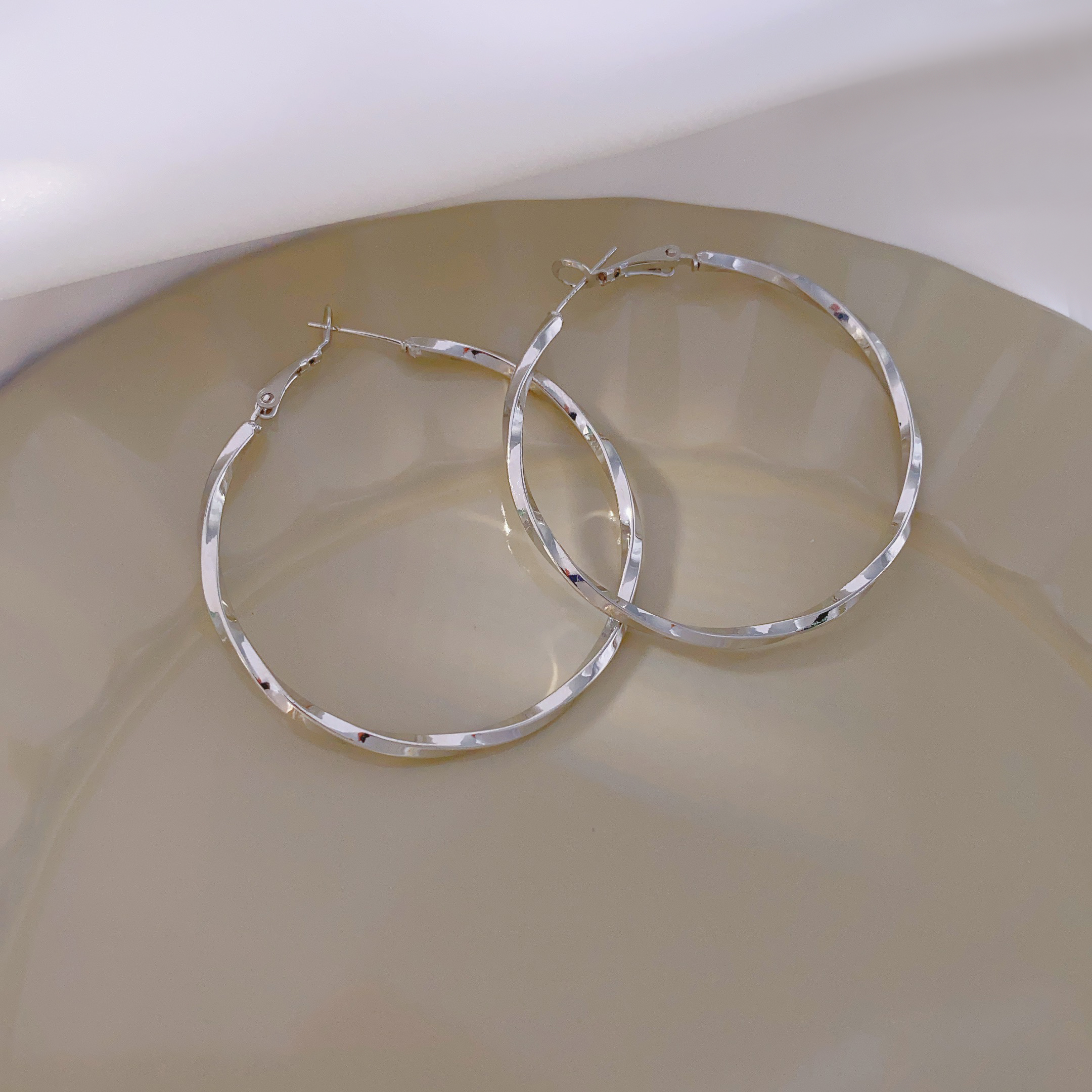 2024 New European and American earrings, fashionable and elegant ear rings, light luxury earrings, women's light luxury Specification image
