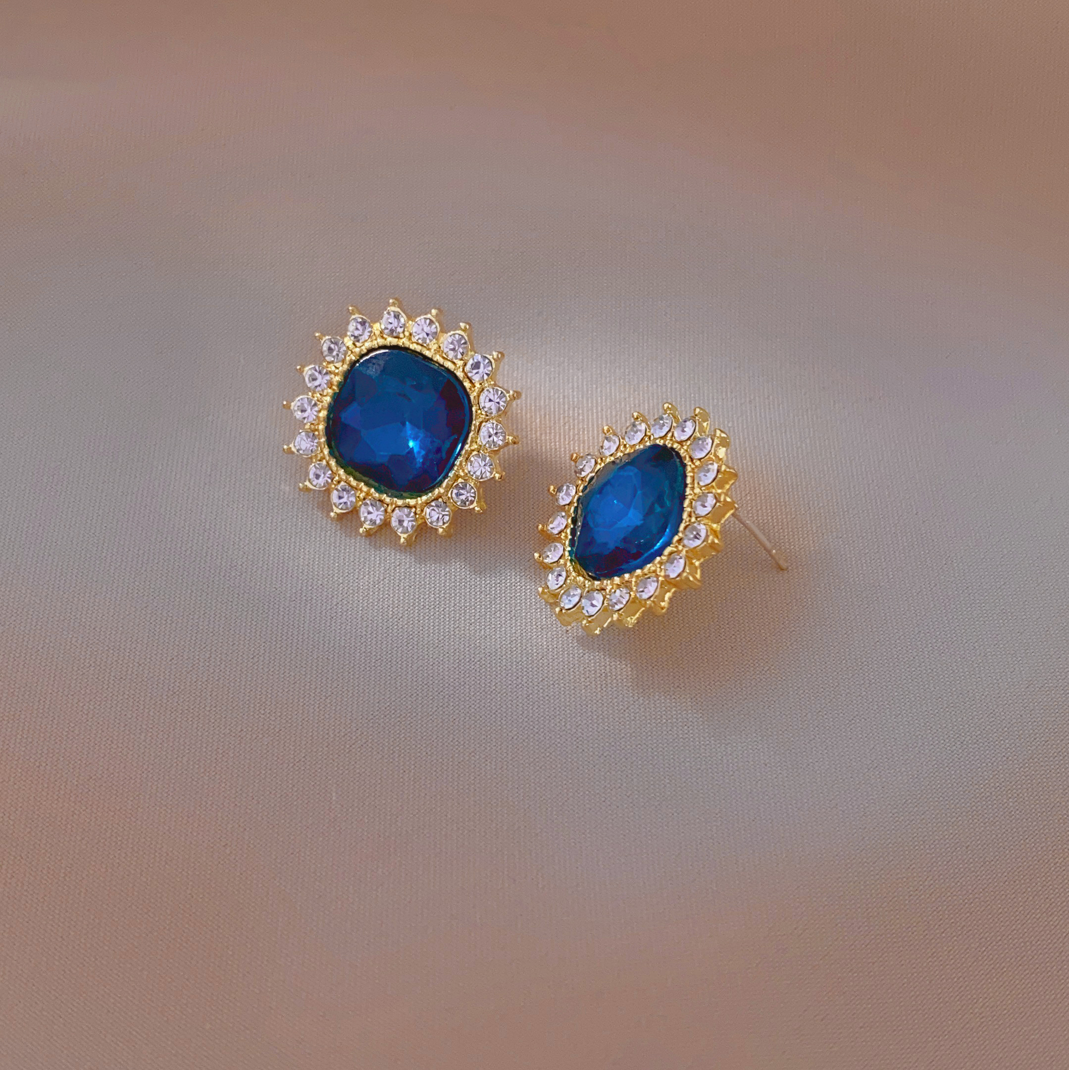 New trendy, light luxury, high-end and exquisite earrings, diamond flower-shaped earrings and pendants, fashionable, small and simple earrings details Picture