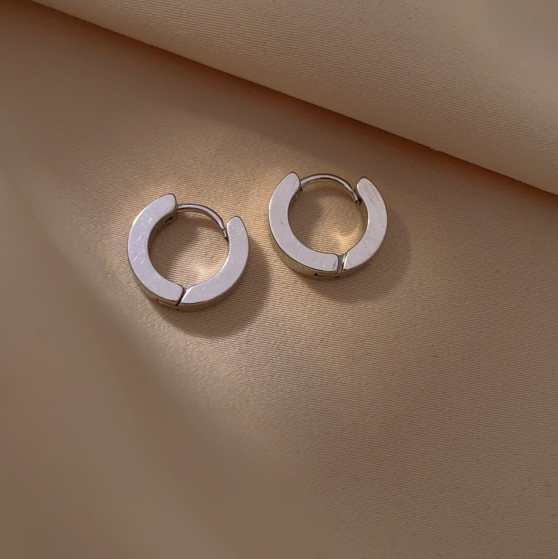 The new 2024 earrings feature a trendy, niche design, trendy stud earrings, cool and stylish earrings, and simple ear buckles Specification image