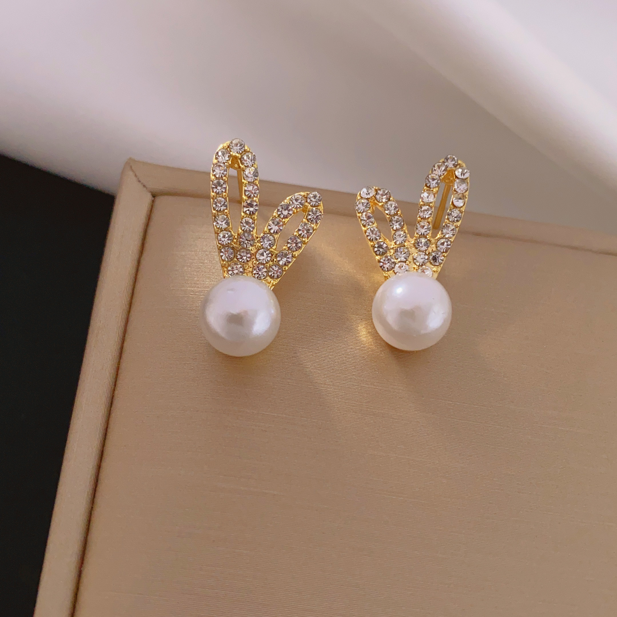 The new fashionable white rabbit stud earrings are elegant, luxurious, cute, versatile and small details Picture