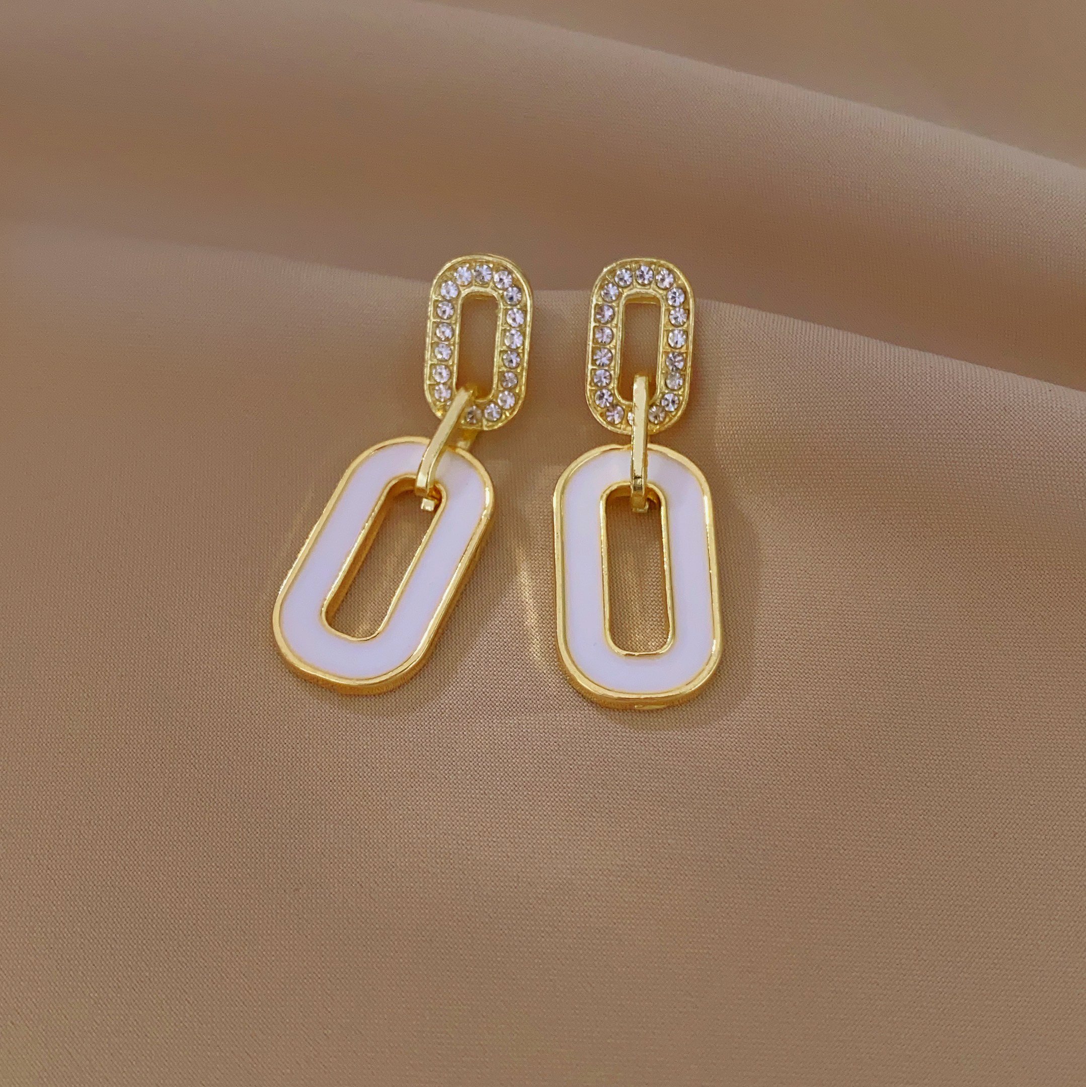 New fashionable and elegant, interlocking earrings, light luxury, retro, niche and simple long earrings