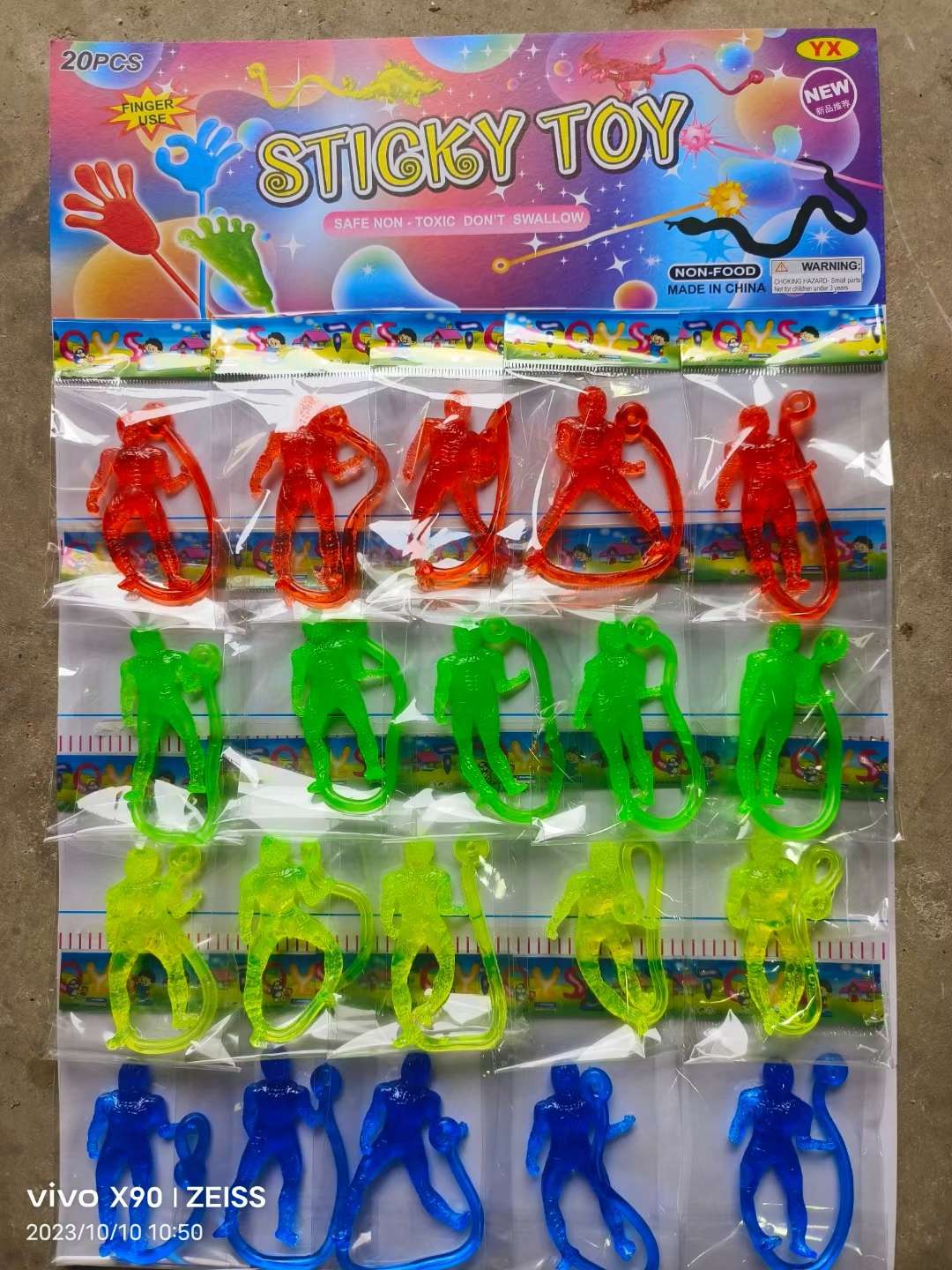 软胶玩具，可以搞在樯上，也可以拿在手上玩的，软软的凉凉的，图