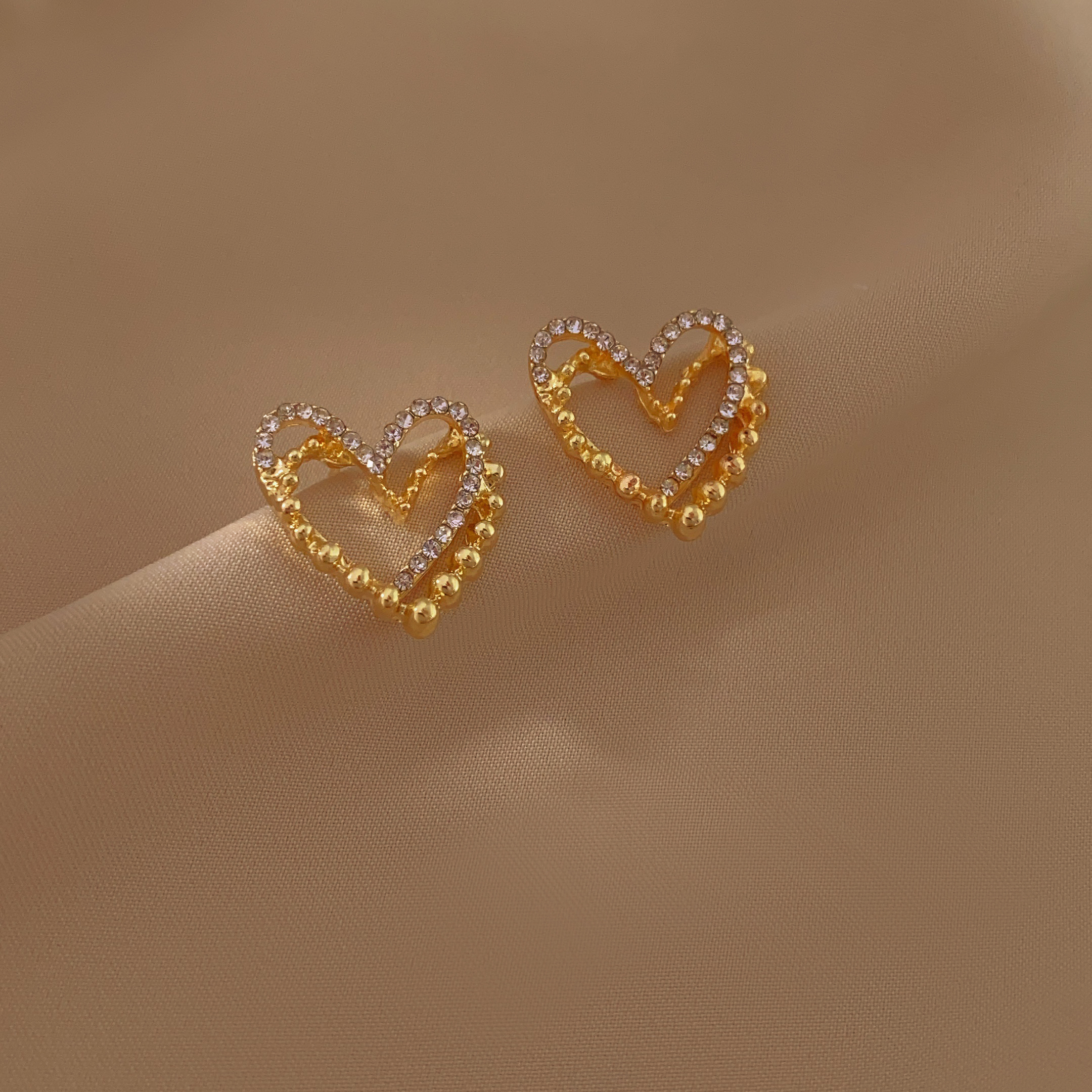 The new 2024 style of elegant, light luxury, fashionable, versatile, retro French, simple and exquisite heart-shaped stud earrings details Picture