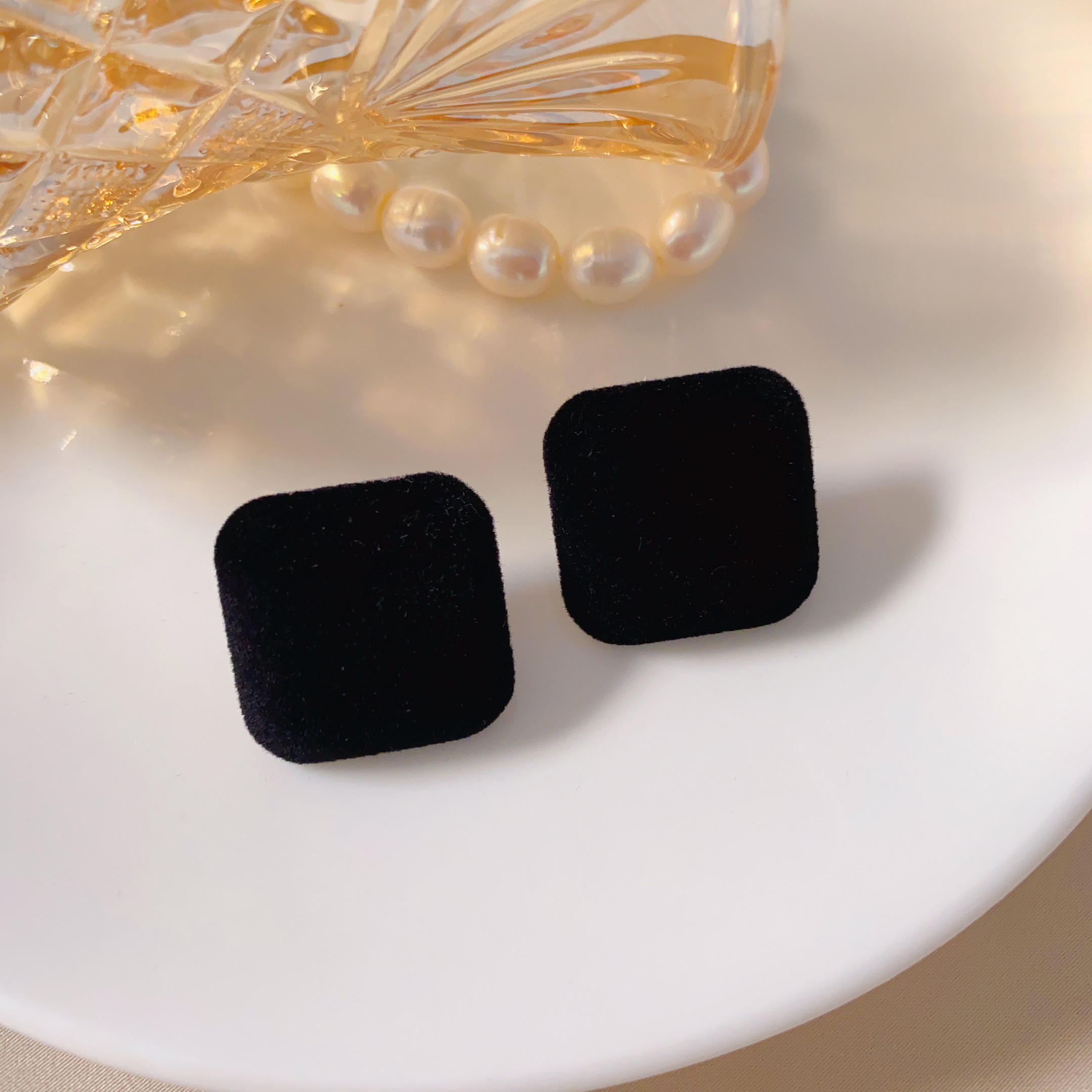 Black square velvet earrings with a retro style for autumn and winter, a unique design for women, simple yet sophisticated, and distinctive round stud earrings Application Scenario
