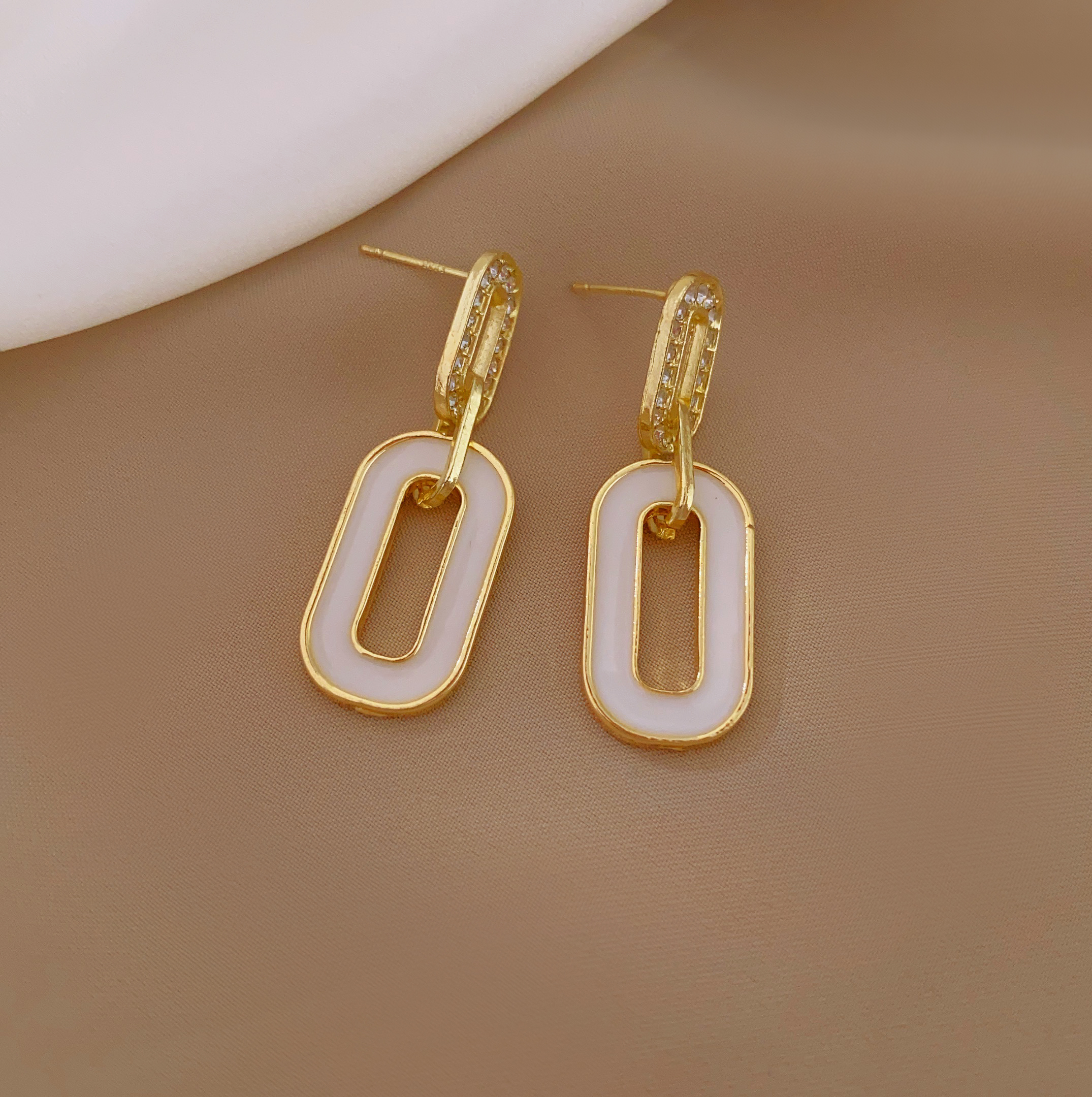 New fashionable and elegant, interlocking earrings, light luxury, retro, niche and simple long earrings details Picture