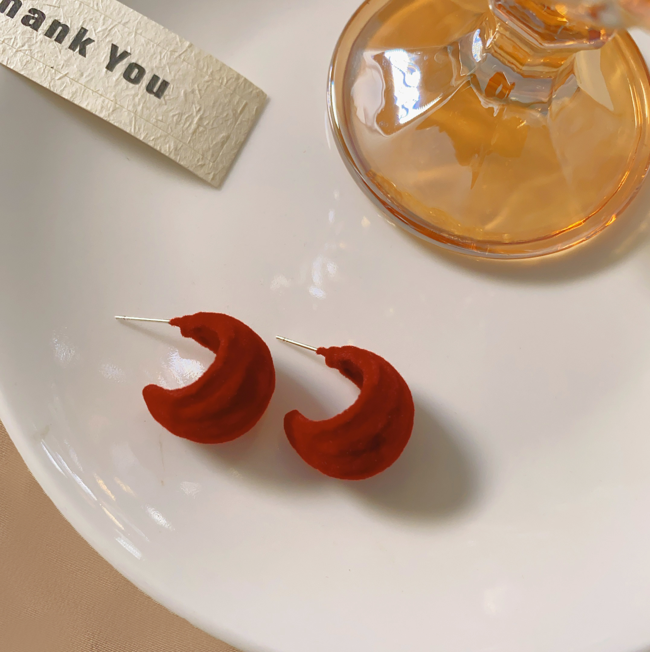 Autumn and winter retro style red velvet C-shaped earrings, women's niche design sense, simple and elegant, unique round stud earrings