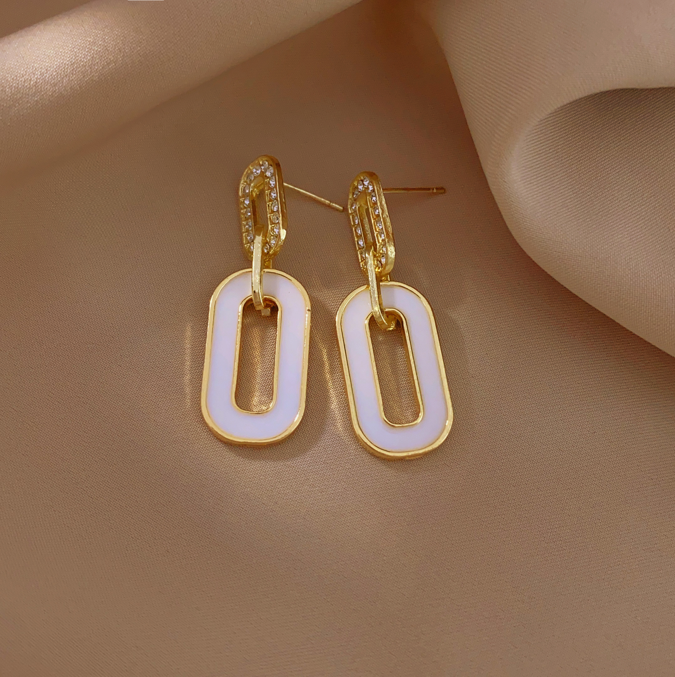 New fashionable and elegant, interlocking earrings, light luxury, retro, niche and simple long earrings Application Scenario