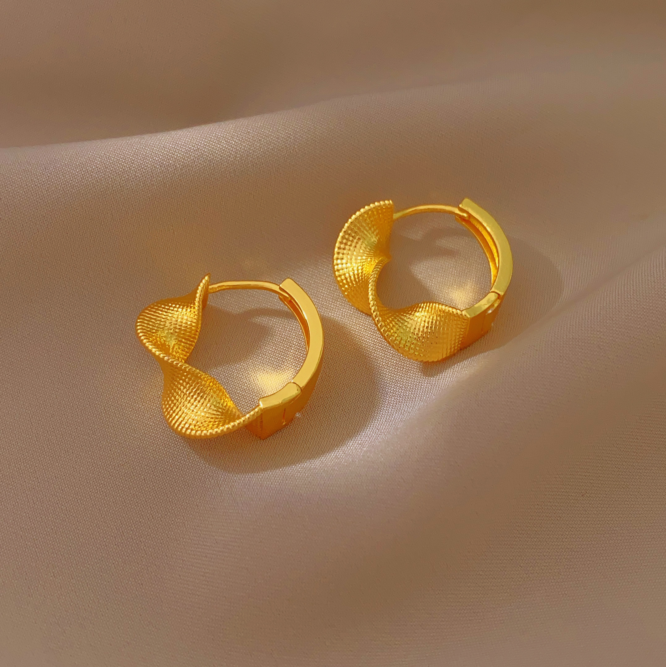 The new fashionable twisted earrings feature a niche design and a high-end feel. They are a light luxury bestseller with brushed ear loops for women Specification image