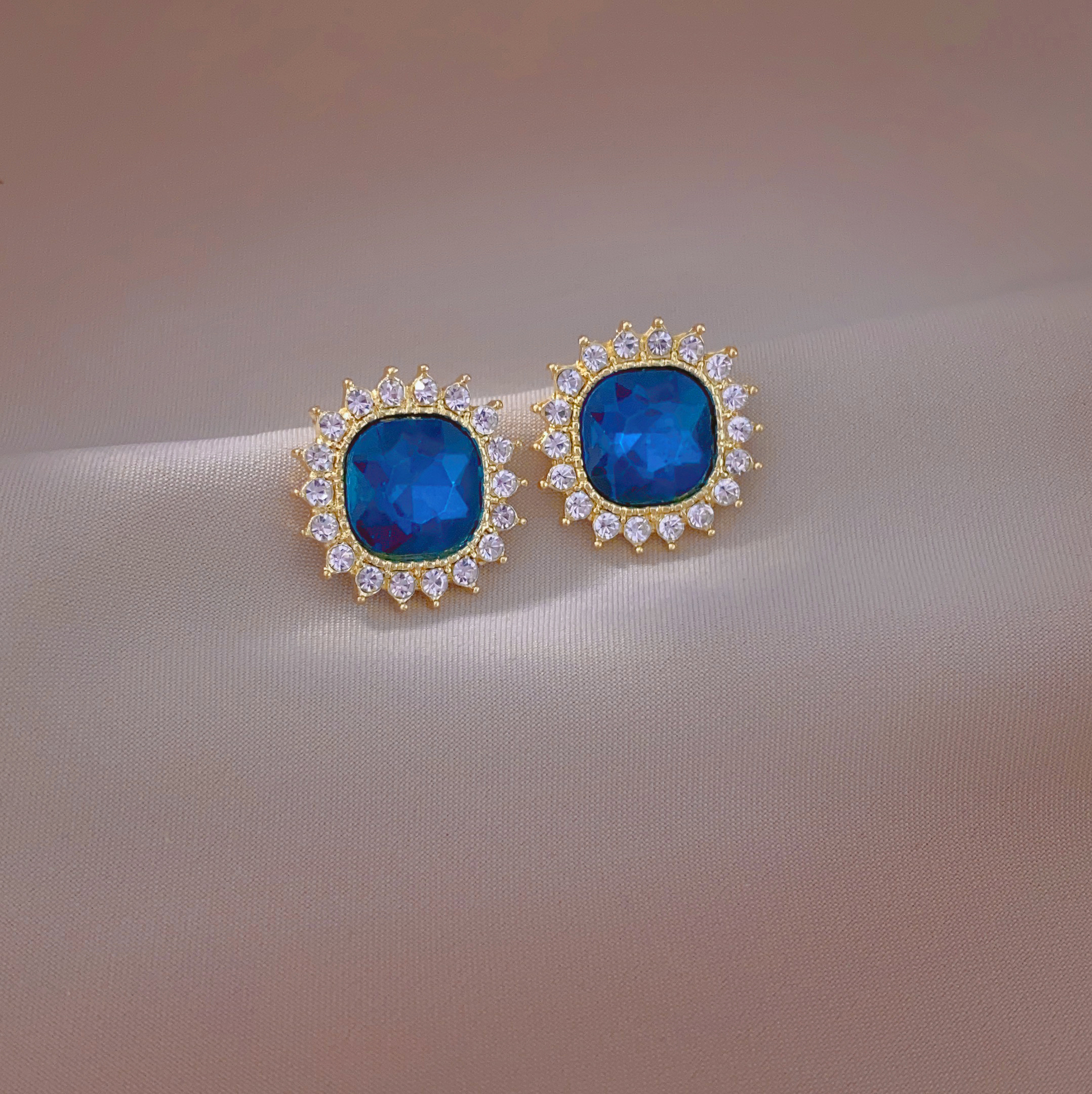 New trendy, light luxury, high-end and exquisite earrings, diamond flower-shaped earrings and pendants, fashionable, small and simple earrings