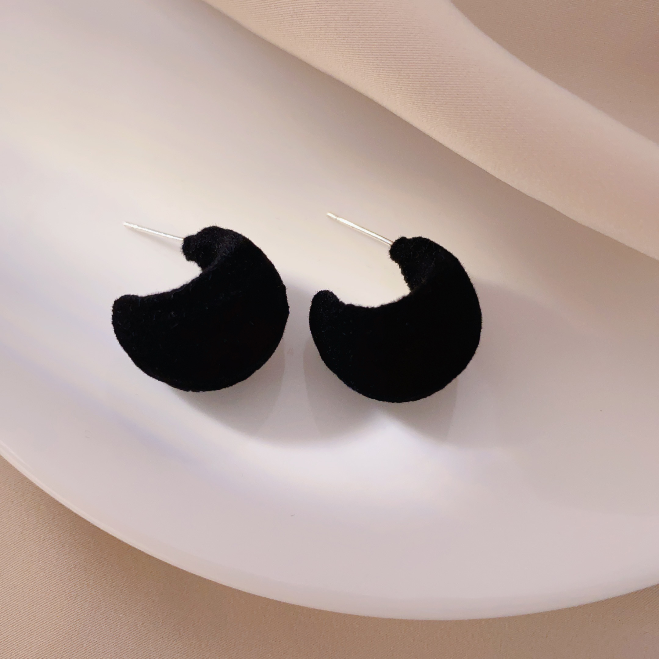 Autumn and winter retro style black velvet C-shaped earrings, women's niche design sense, simple and elegant, unique round stud earrings